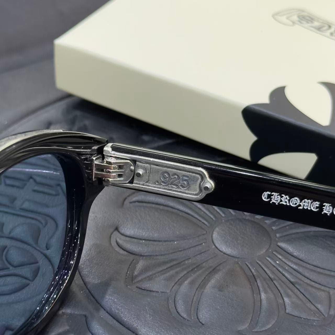 Внутренняя сторона шарнира оправы Chrome Hearts с серебряной накладкой 925 пробы
