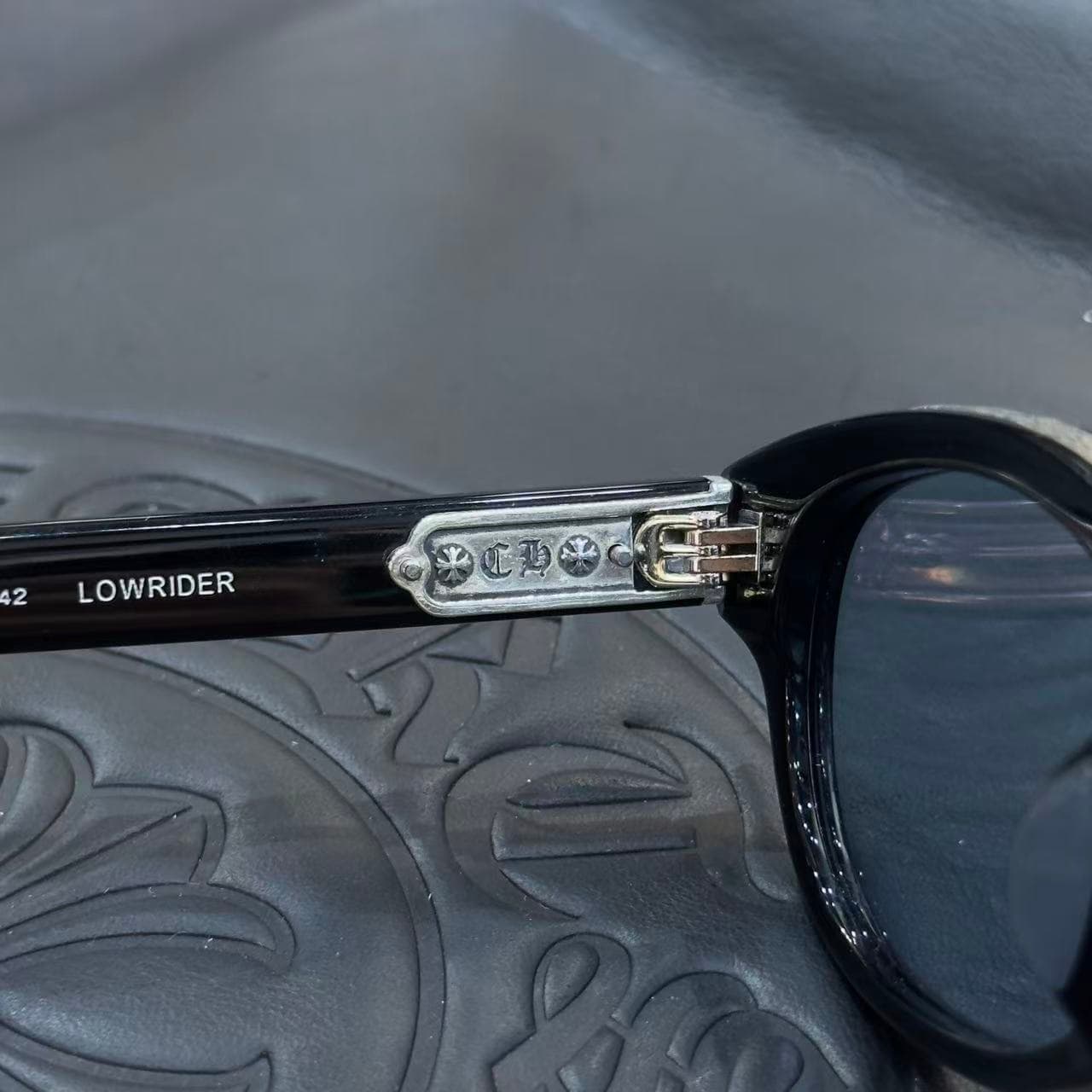 Внутренняя часть заушника с гравировкой названия модели LOWRIDER и шарнирным механизмом