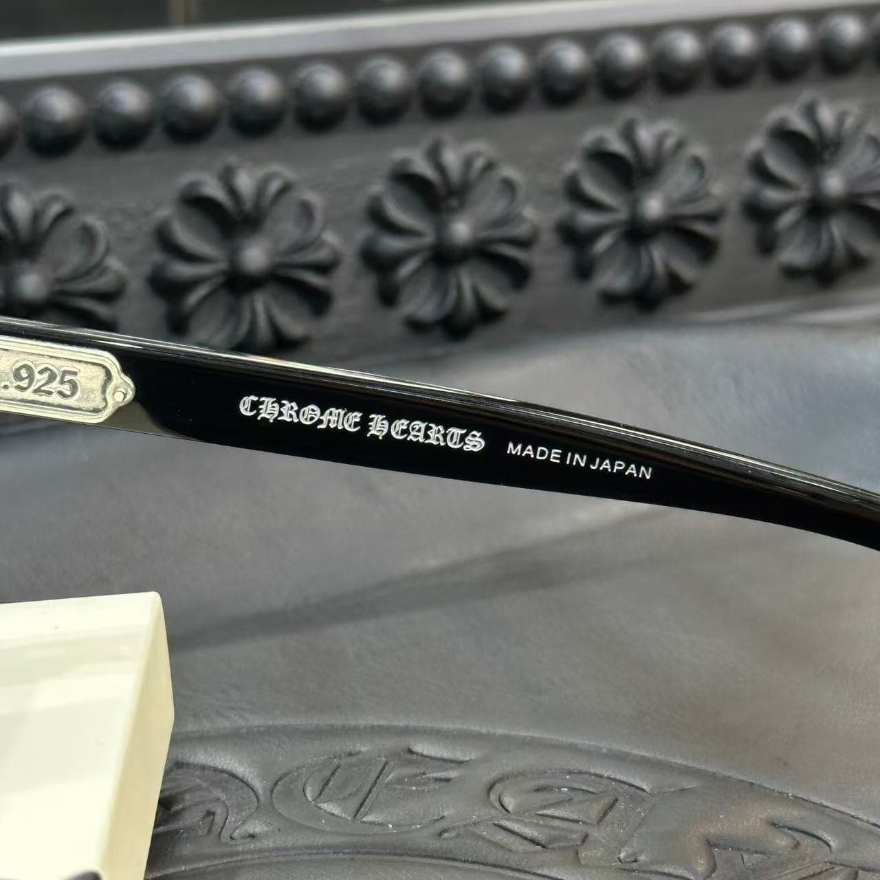 Гравировка CHROME HEARTS MADE IN JAPAN и серебряная плашка .925 на заушнике