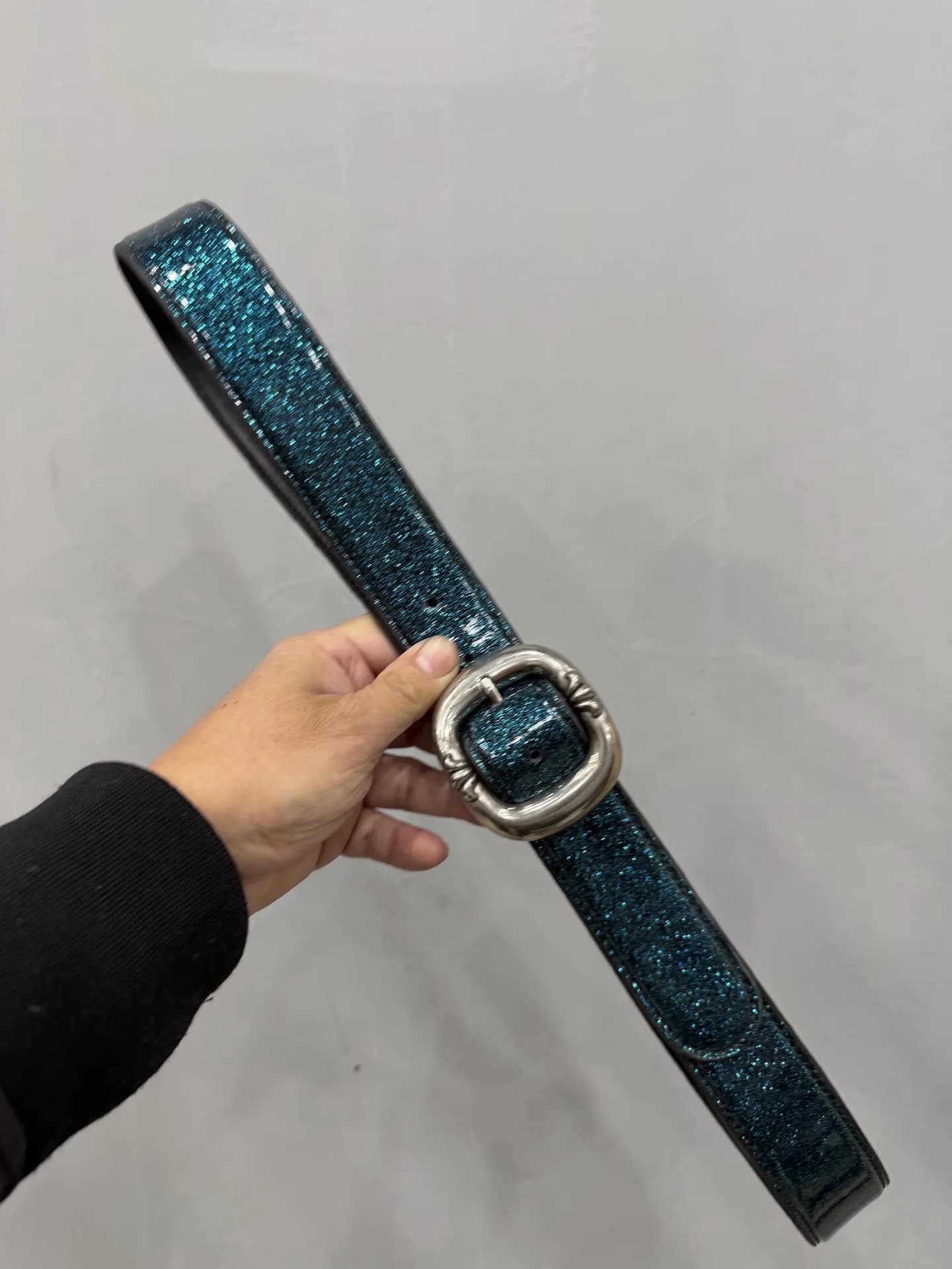 Синий кожаный ремень Chrome Hearts с мерцающим эффектом и серебряной пряжкой, общий вид