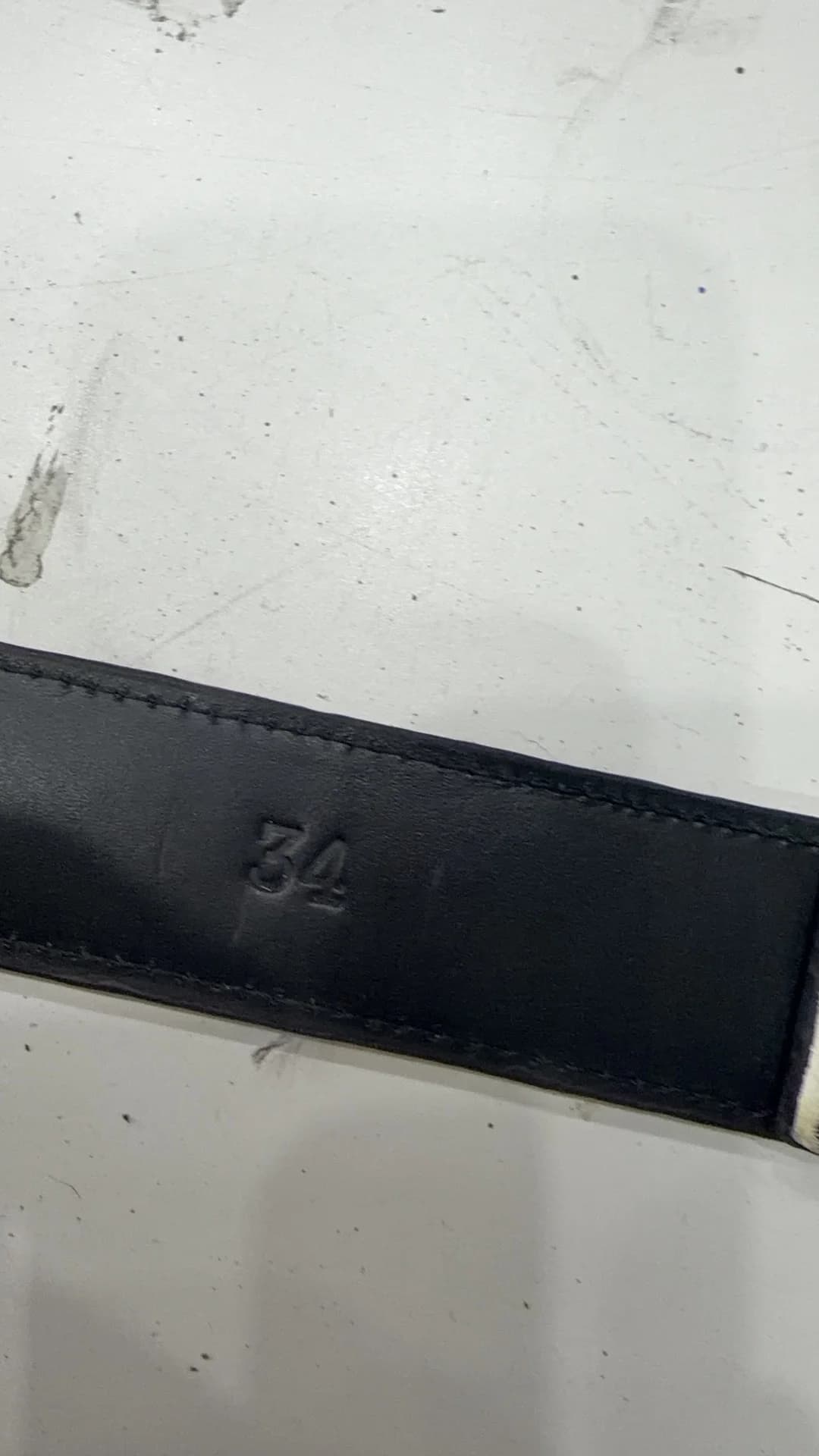 Тисненая маркировка размера 34 на внутренней стороне ремня Chrome Hearts