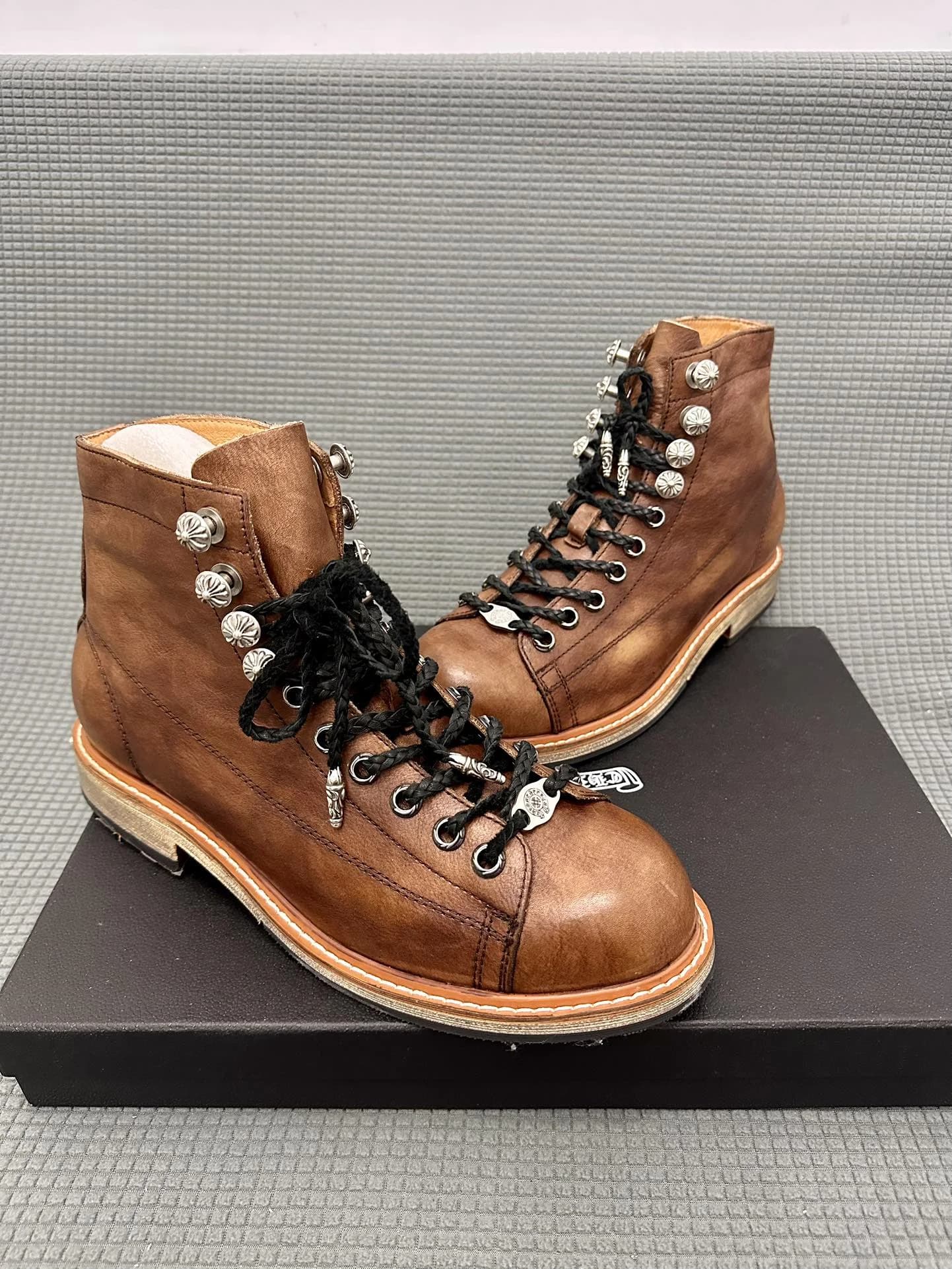 Коричневые кожаные ботинки Chrome Hearts, вид сбоку