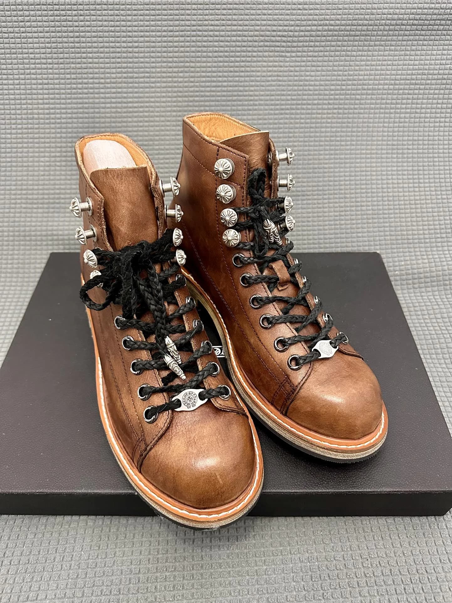 Коричневые кожаные ботинки Chrome Hearts, вид сверху