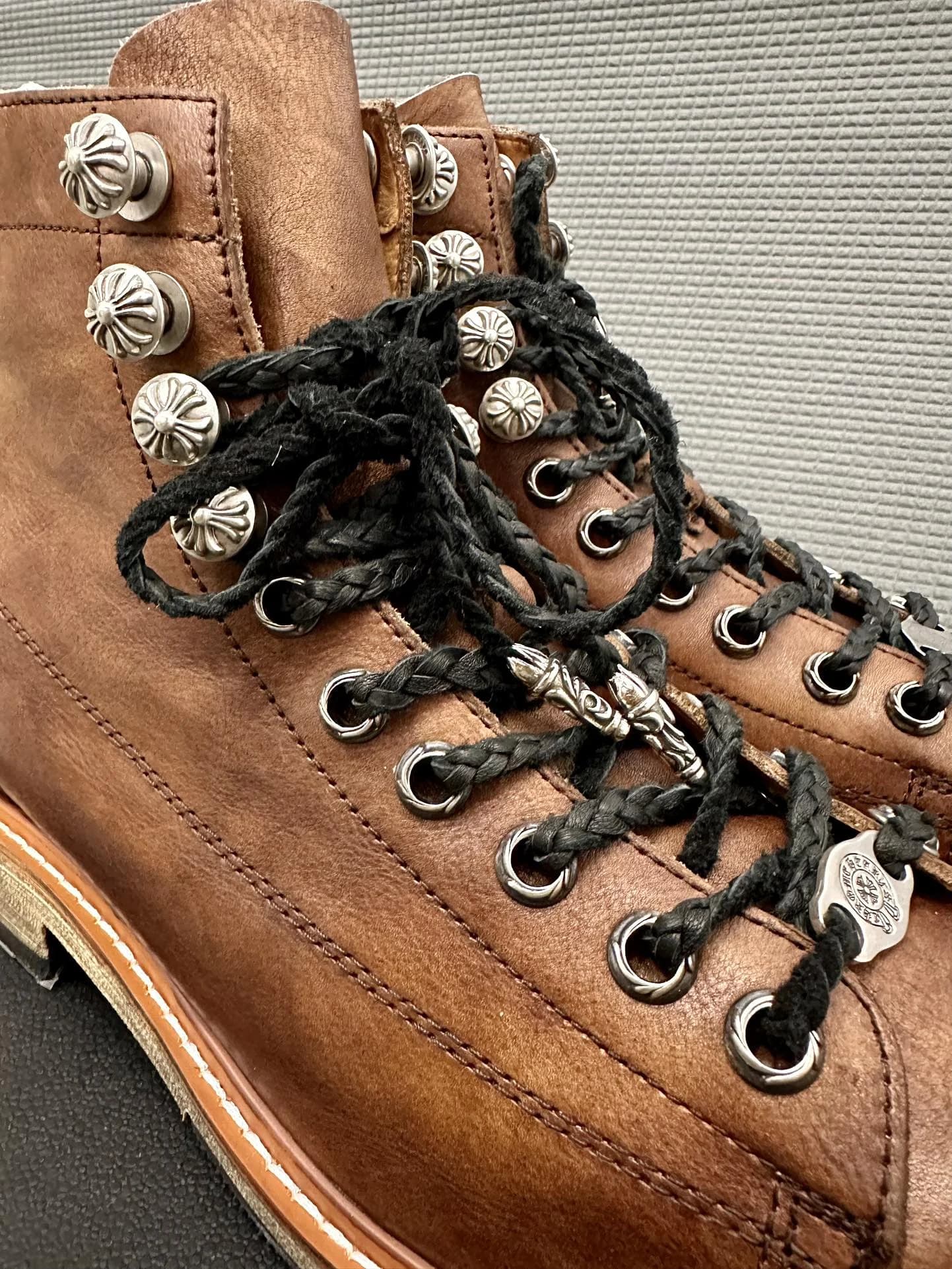 Деталь шнуровки и серебряной фурнитуры ботинок Chrome Hearts