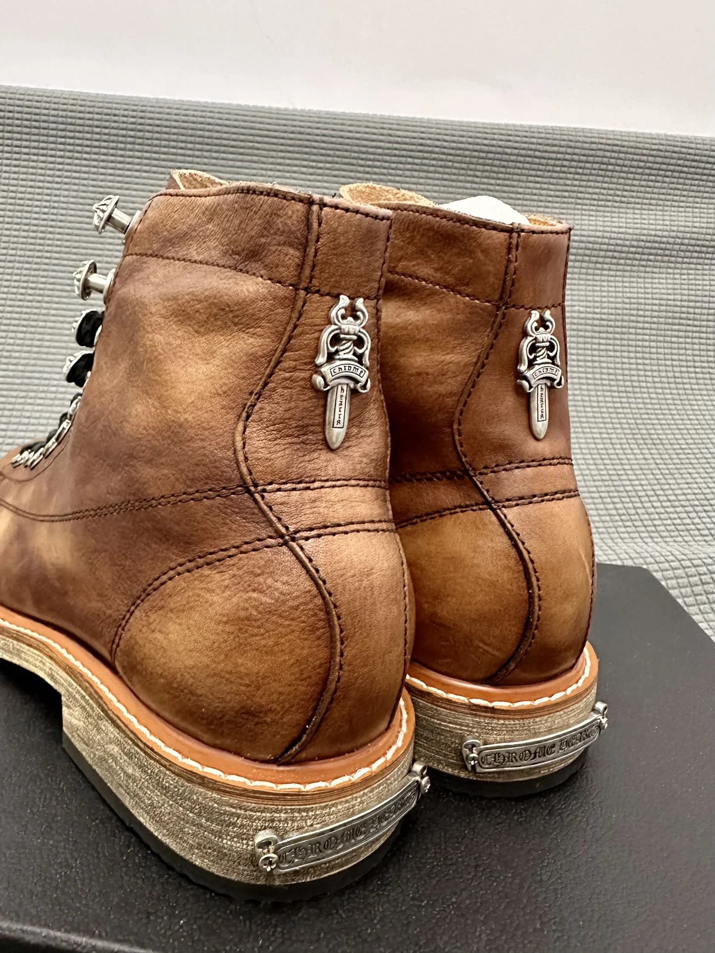 Вид сзади на ботинки Chrome Hearts с серебряными кинжалами