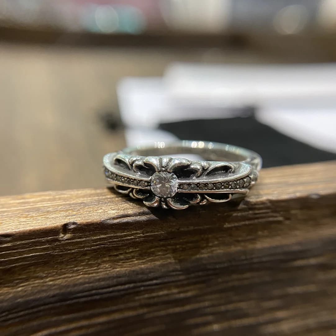 Кольцо Chrome Hearts Baby Floral из серебра с инкрустацией камнями крупным планом