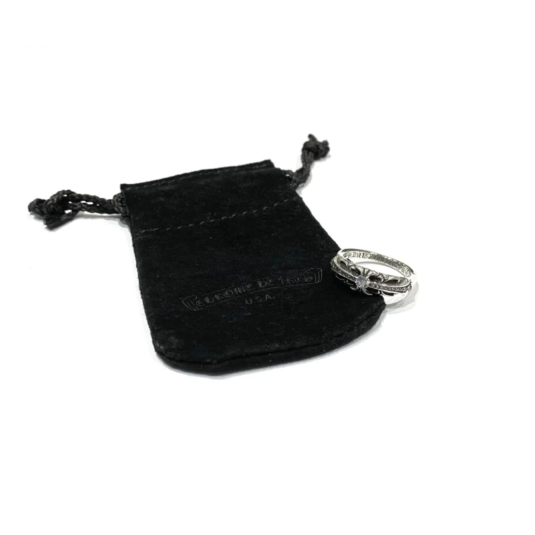Серебряное кольцо Chrome Hearts Baby Floral рядом с фирменным мешочком