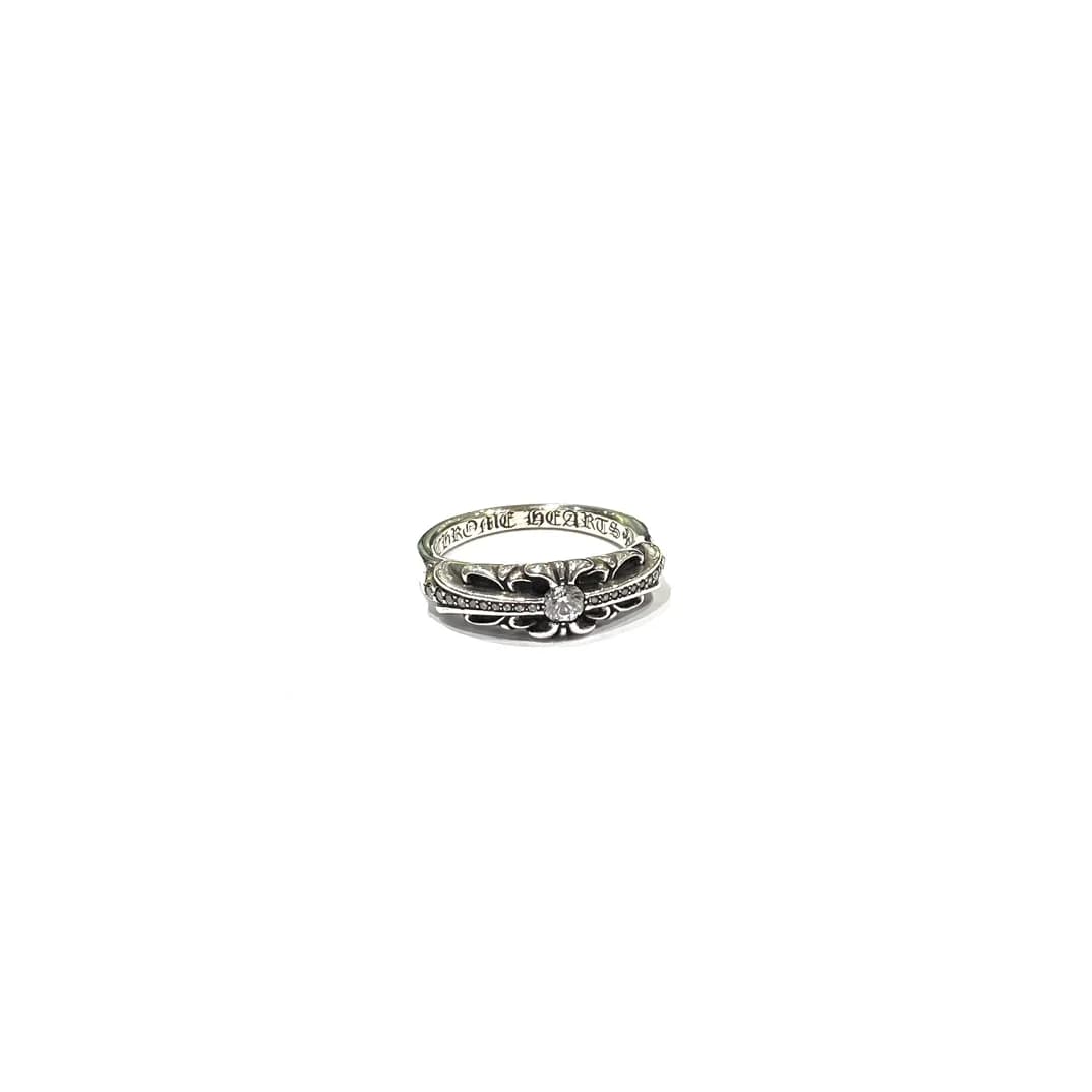 Серебряное кольцо Chrome Hearts Baby Floral с инкрустацией на белом фоне