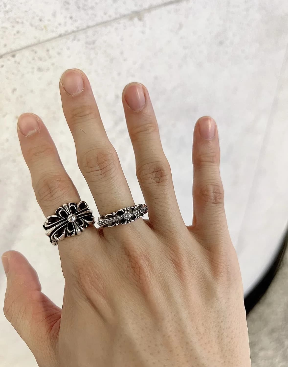 Кольца Chrome Hearts Baby Floral на пальцах руки