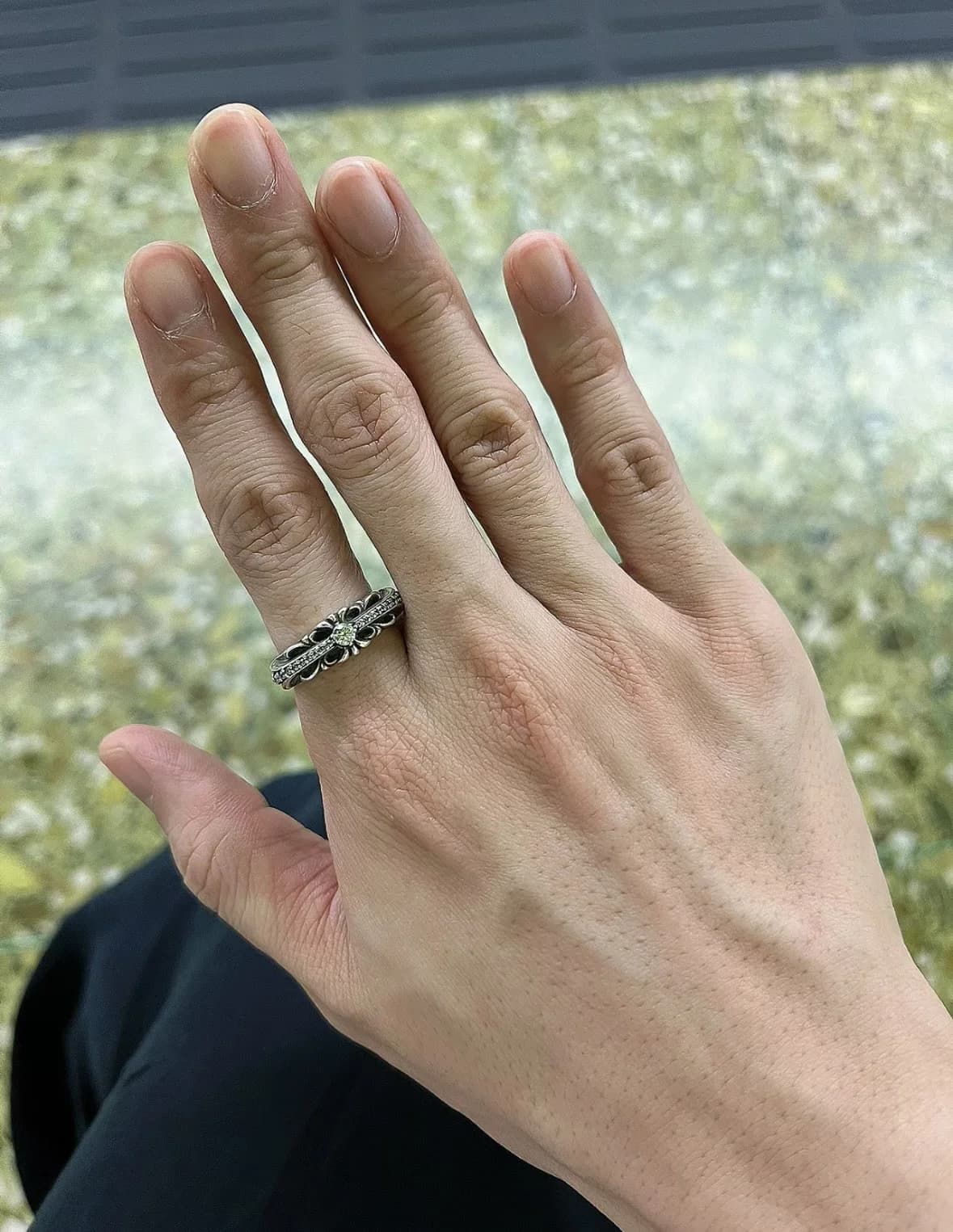 Серебряное кольцо Chrome Hearts Baby Floral на руке