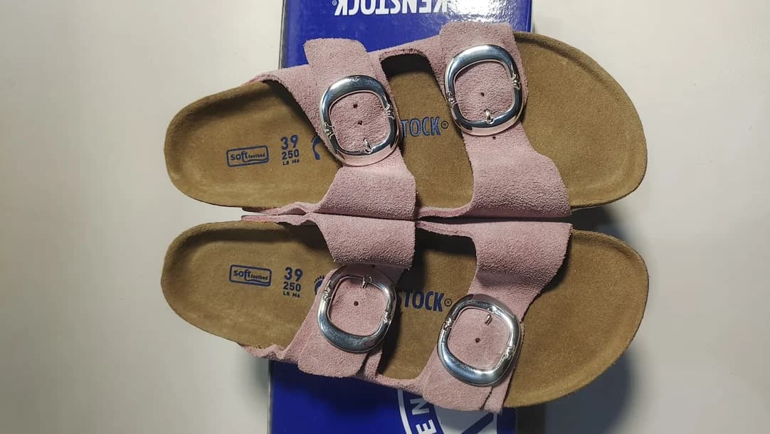 Розовые замшевые шлепанцы Chrome Hearts x Birkenstock с двумя ремешками