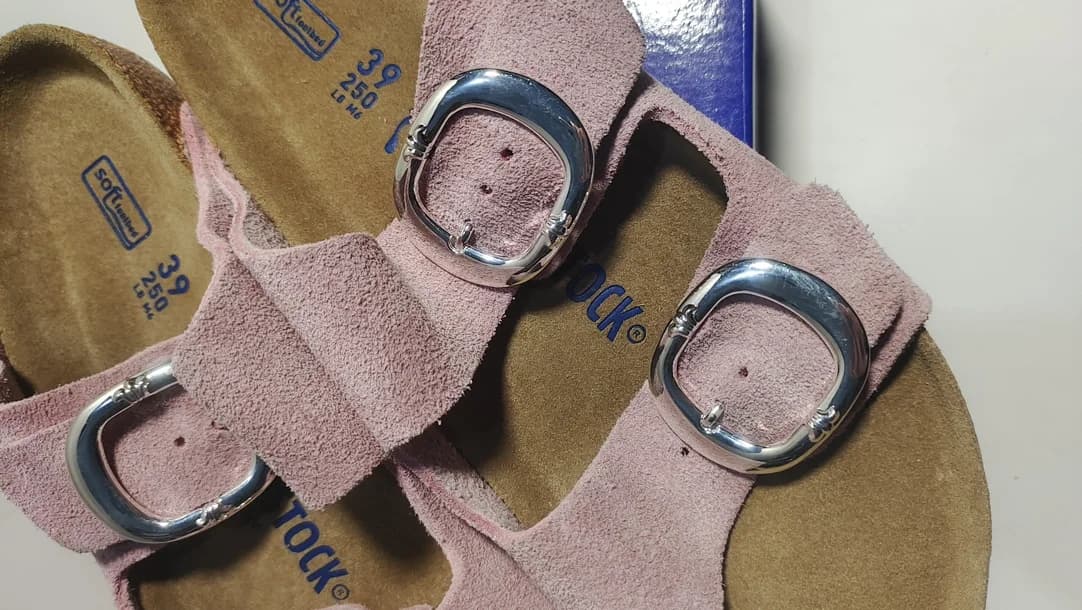 Детали пряжек на розовых шлепанцах Chrome Hearts x Birkenstock