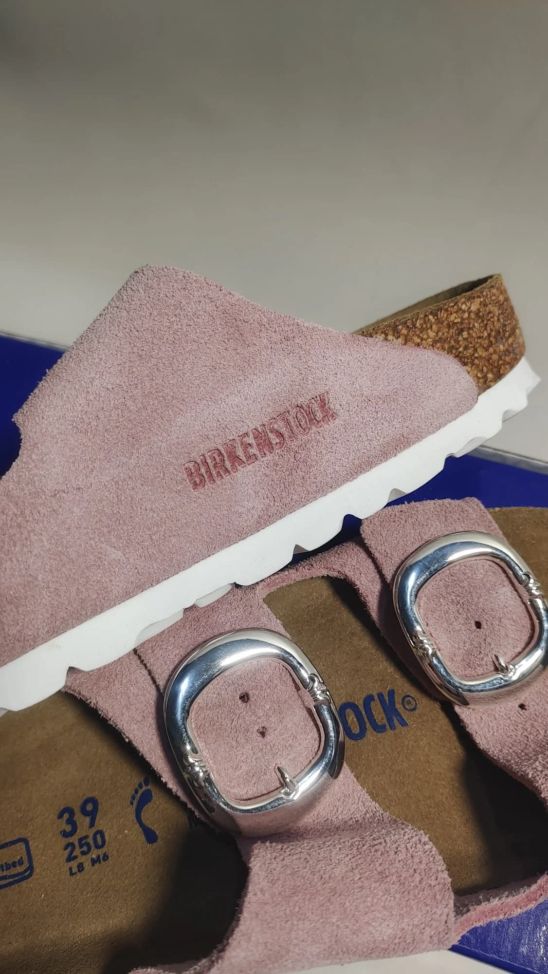 Розовые шлепанцы и сабо Chrome Hearts x Birkenstock на коробке