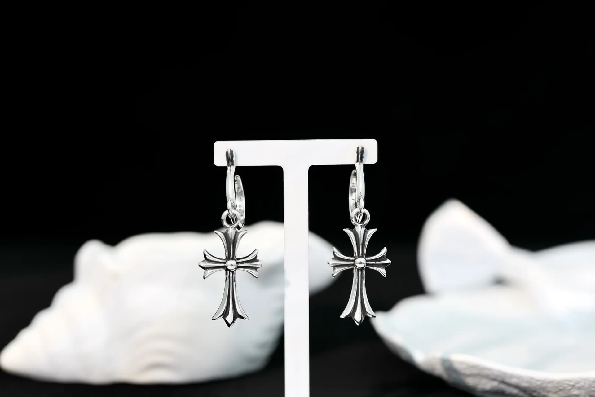Пара серебряных серег Chrome Hearts с подвесками-крестами на подставке