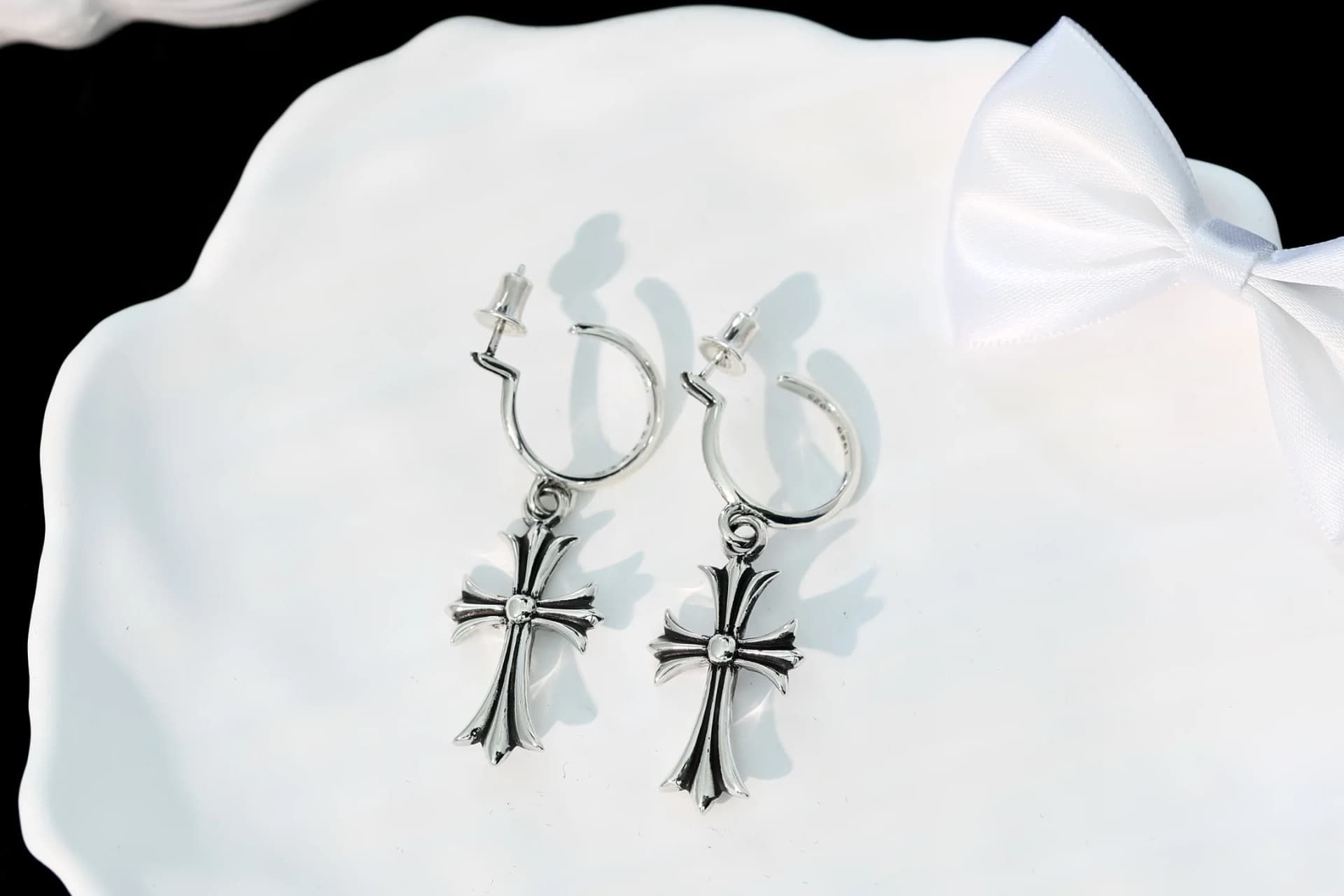 Серьги Chrome Hearts с подвесками-крестами на декоративной тарелке