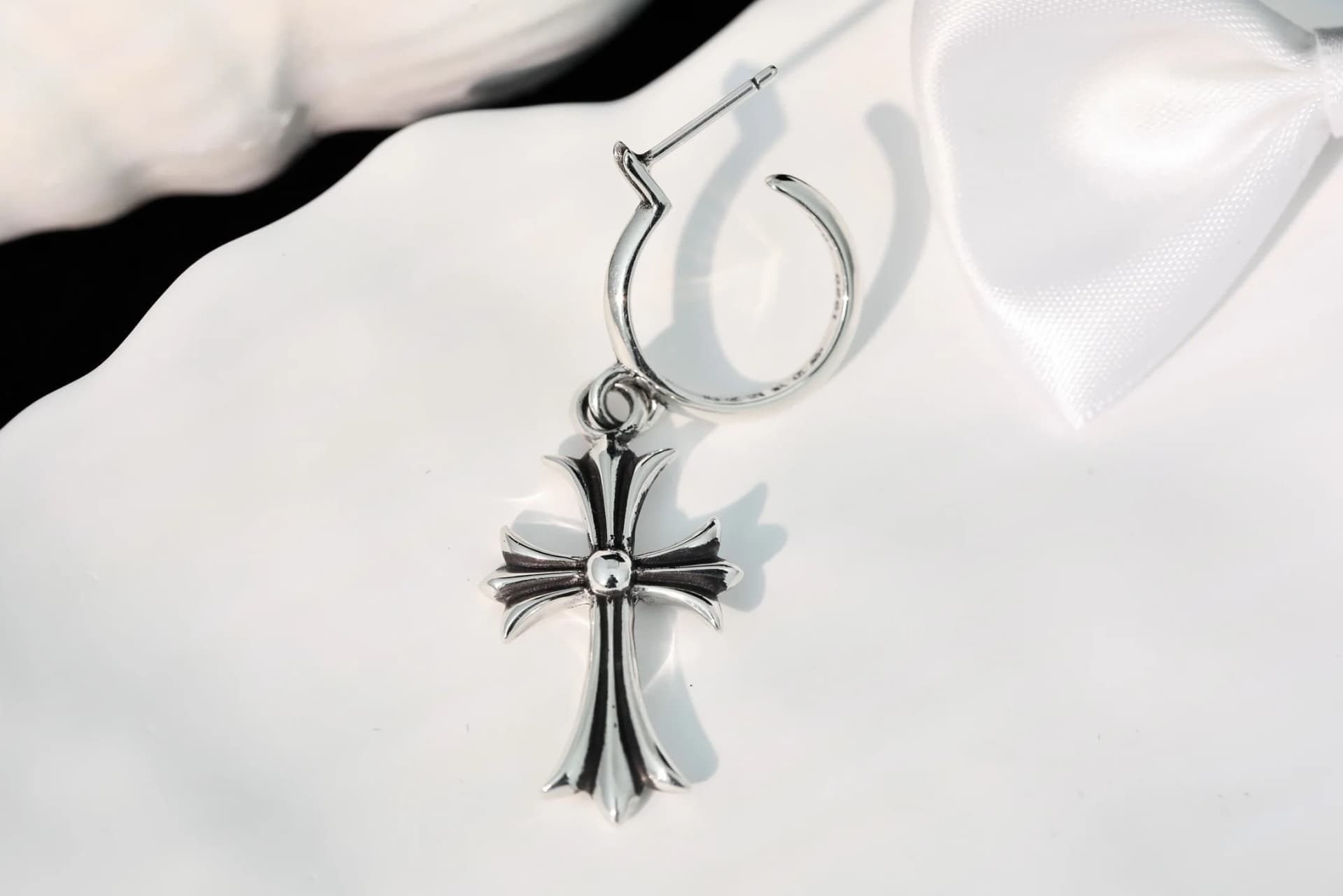 Одиночная серьга Chrome Hearts с крестом, вид спереди