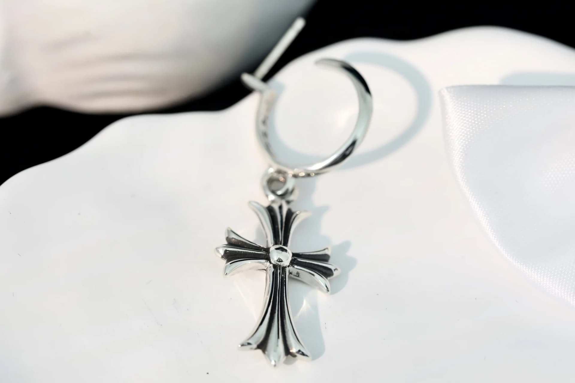 Детали серебряной серьги с крестом Chrome Hearts