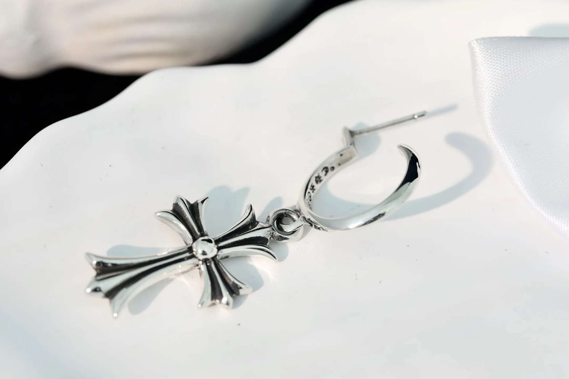 Серьга Chrome Hearts из серебра 925 пробы, вид сбоку