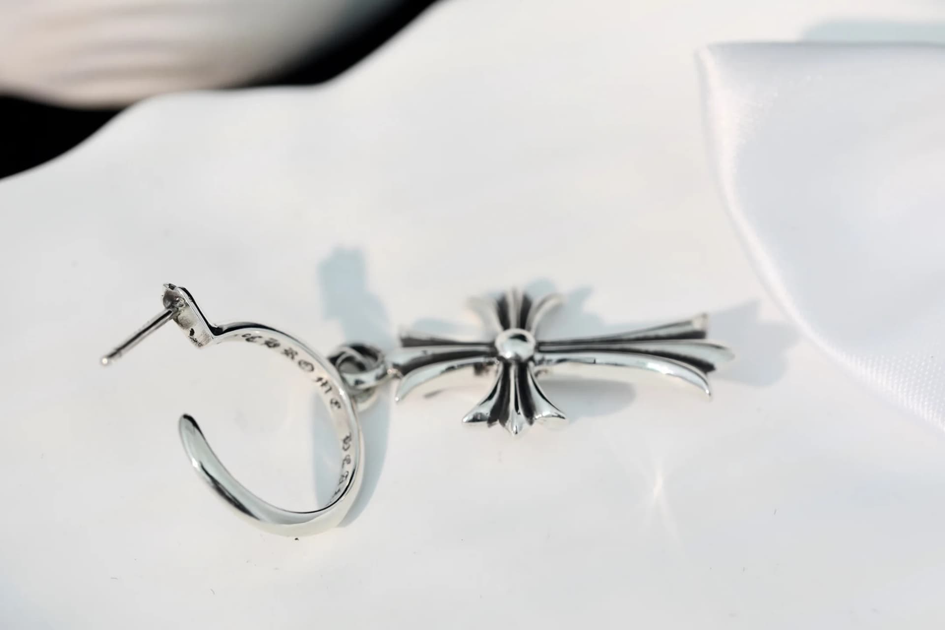 Серьга Chrome Hearts с крестом и замком-гвоздиком