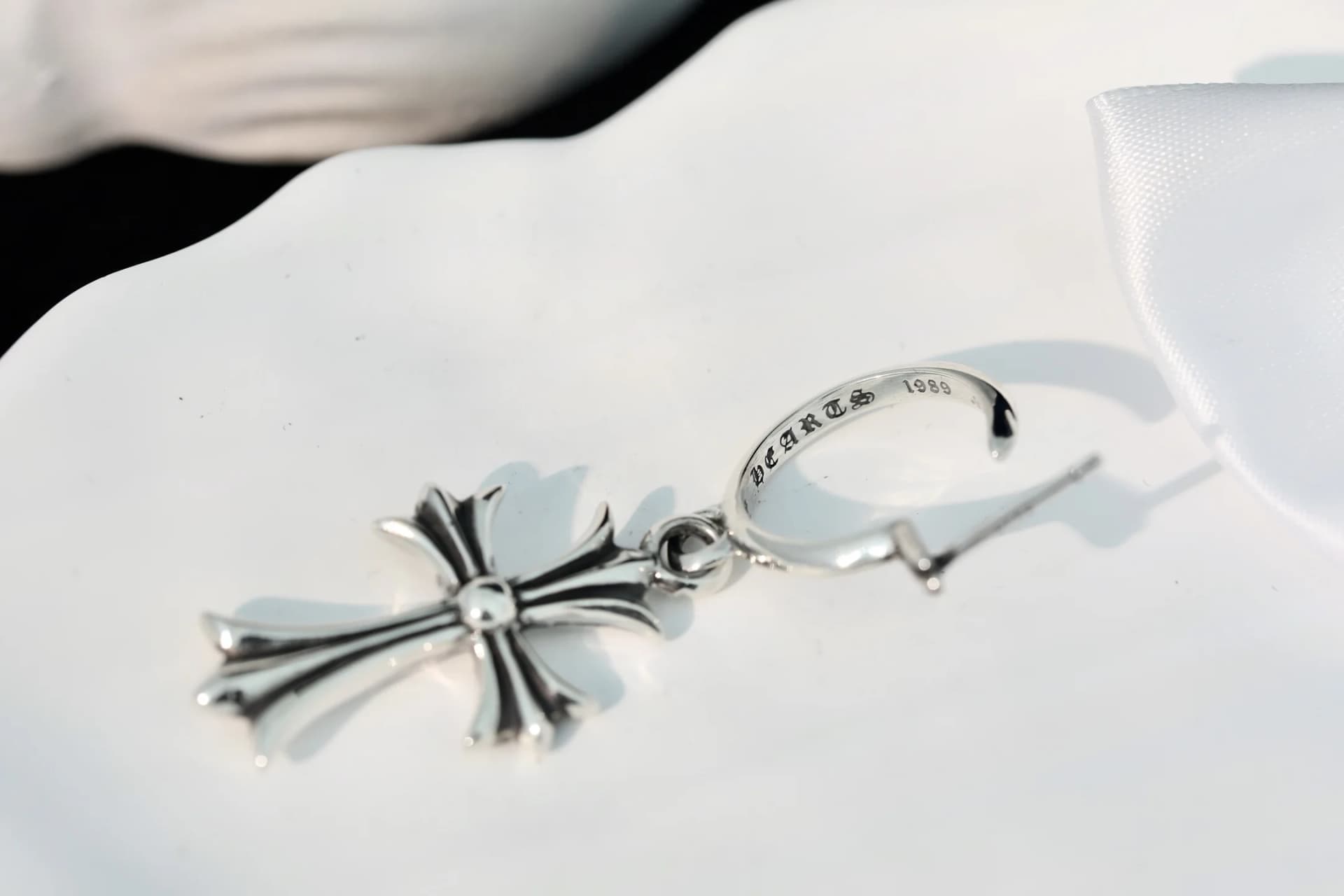 Фирменная гравировка Chrome Hearts на внутренней стороне серьги