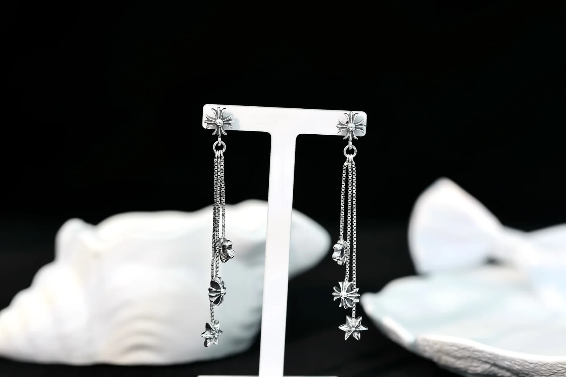 Серьги-гвоздики Chrome Hearts из серебра 925 пробы на подставке