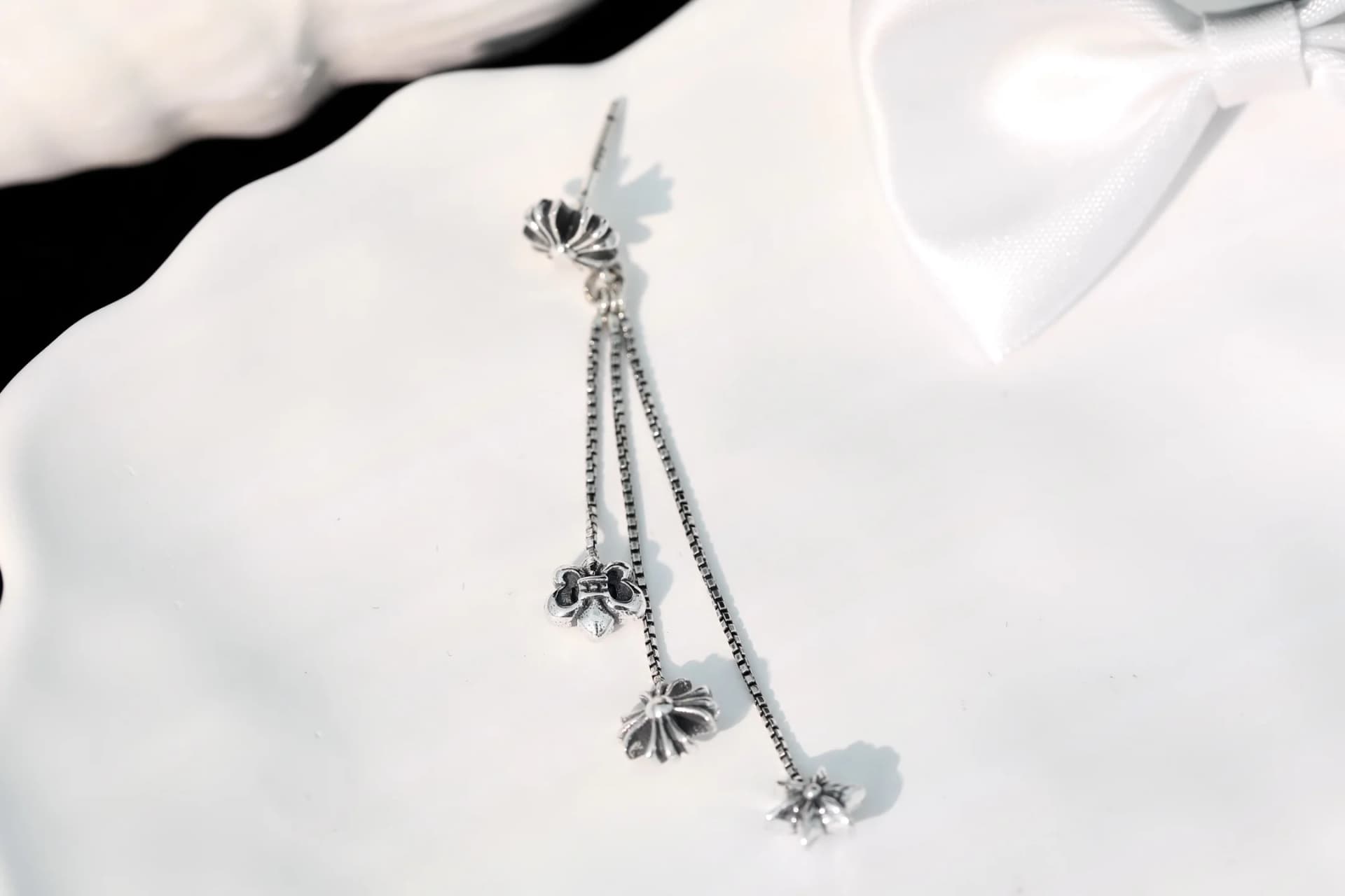 Серебряная серьга Chrome Hearts крупным планом