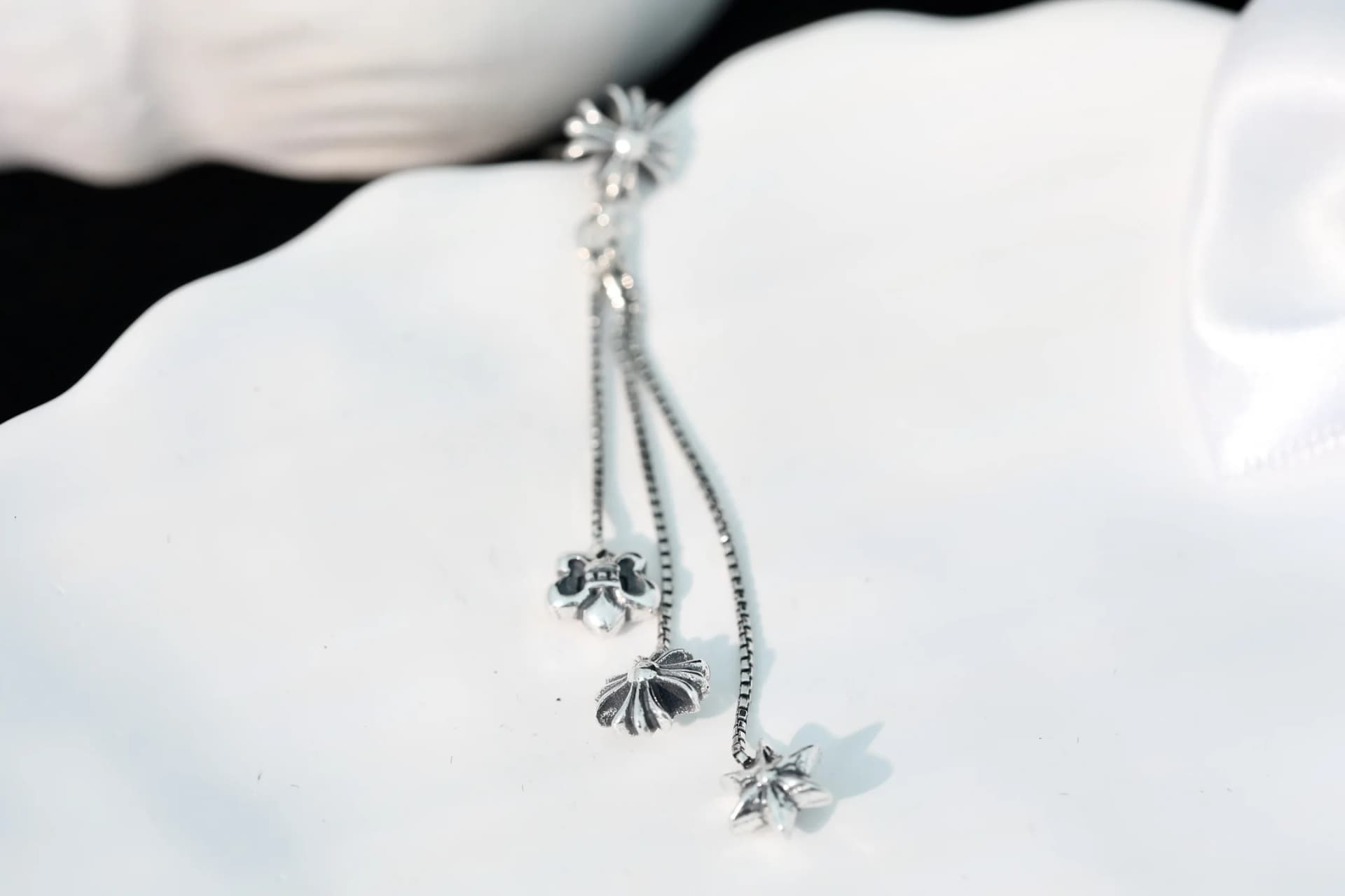 Детали цепочек и подвесок серьги Chrome Hearts