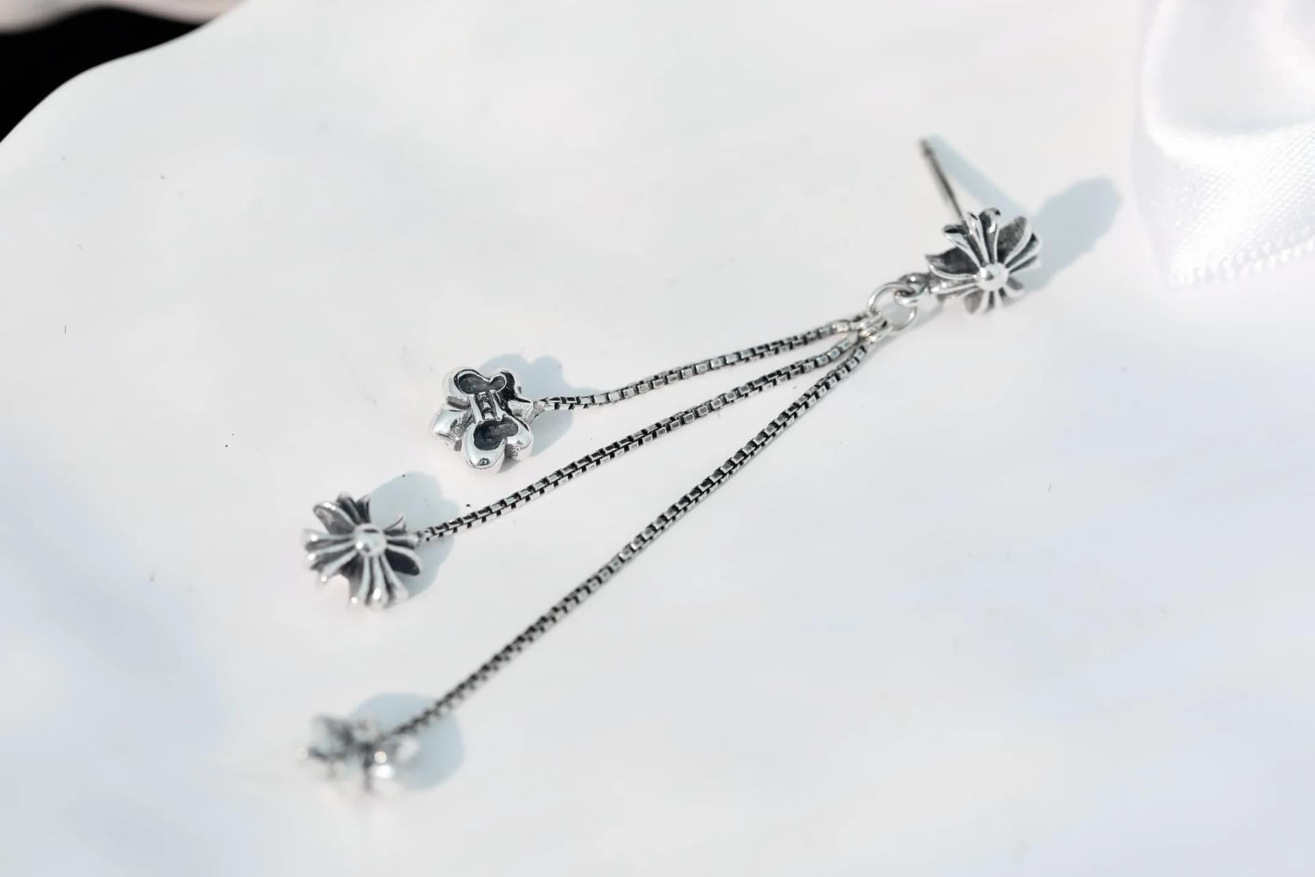 Серьга-гвоздик Chrome Hearts с подвесками вид сбоку