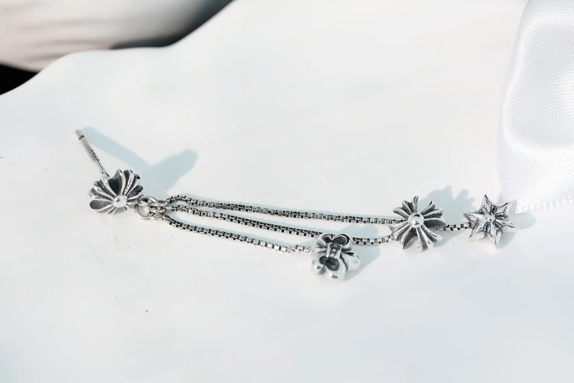 Серьга Chrome Hearts из серебра 925 пробы горизонтальный ракурс