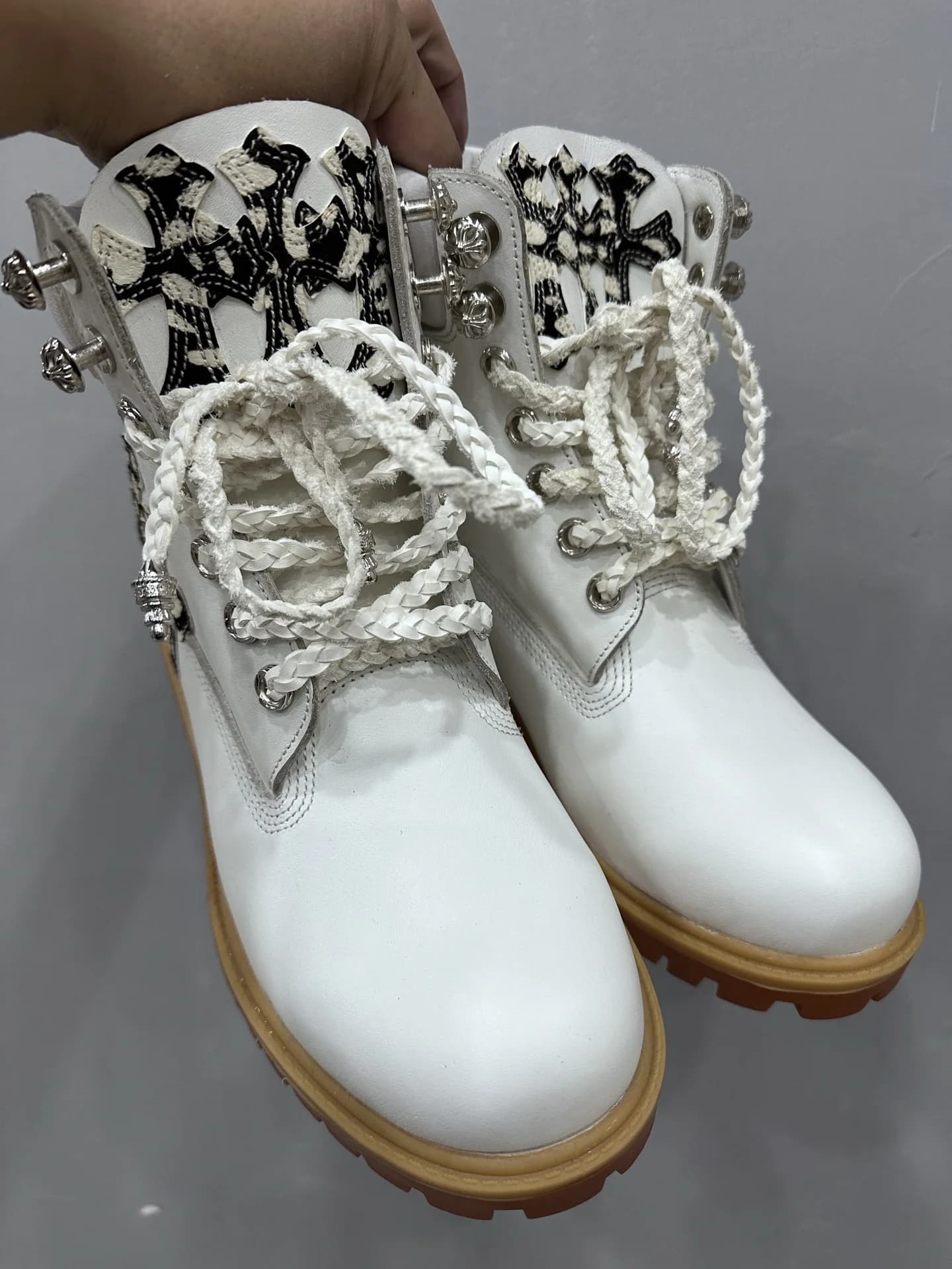 Белые кожаные ботинки Chrome Hearts x Timberland, вид спереди