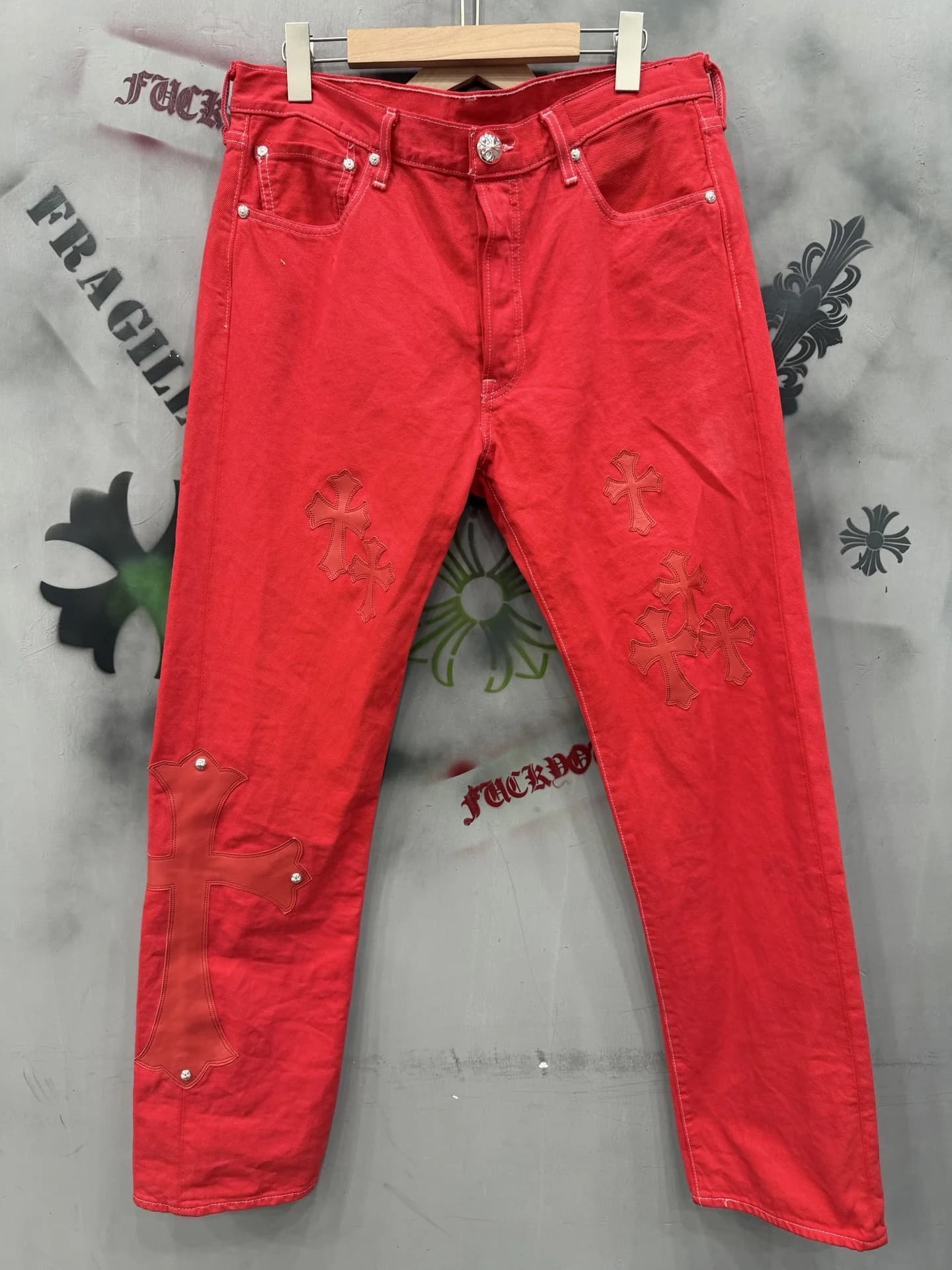 Красные джинсы Chrome Hearts x Levi's 501, вид спереди