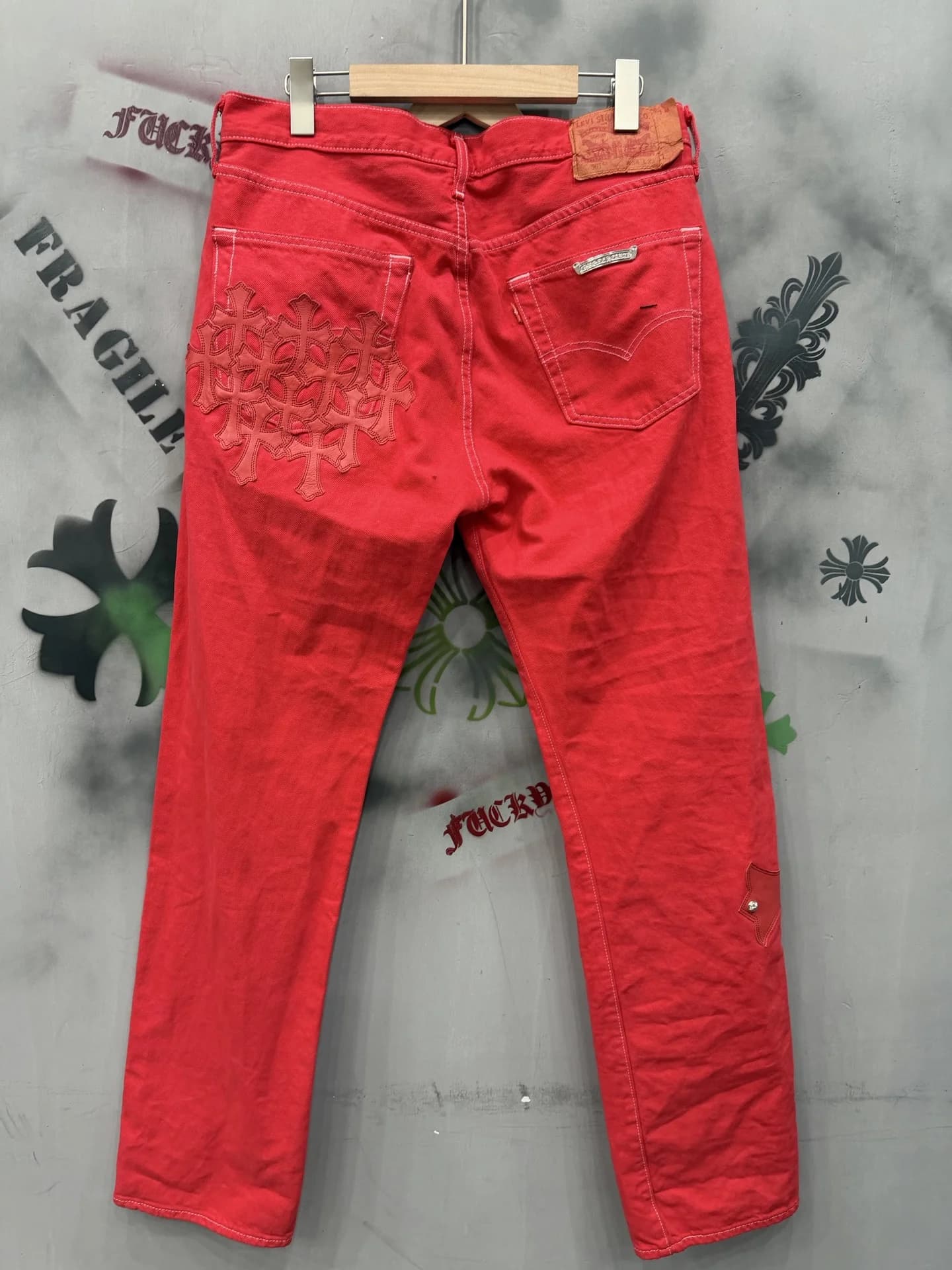 Красные джинсы Chrome Hearts x Levi's 501, вид сзади