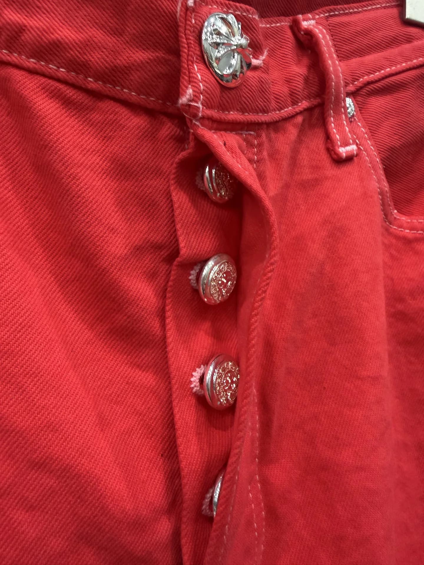 Застежка на пуговицах-болтах джинсов Chrome Hearts x Levi's 501