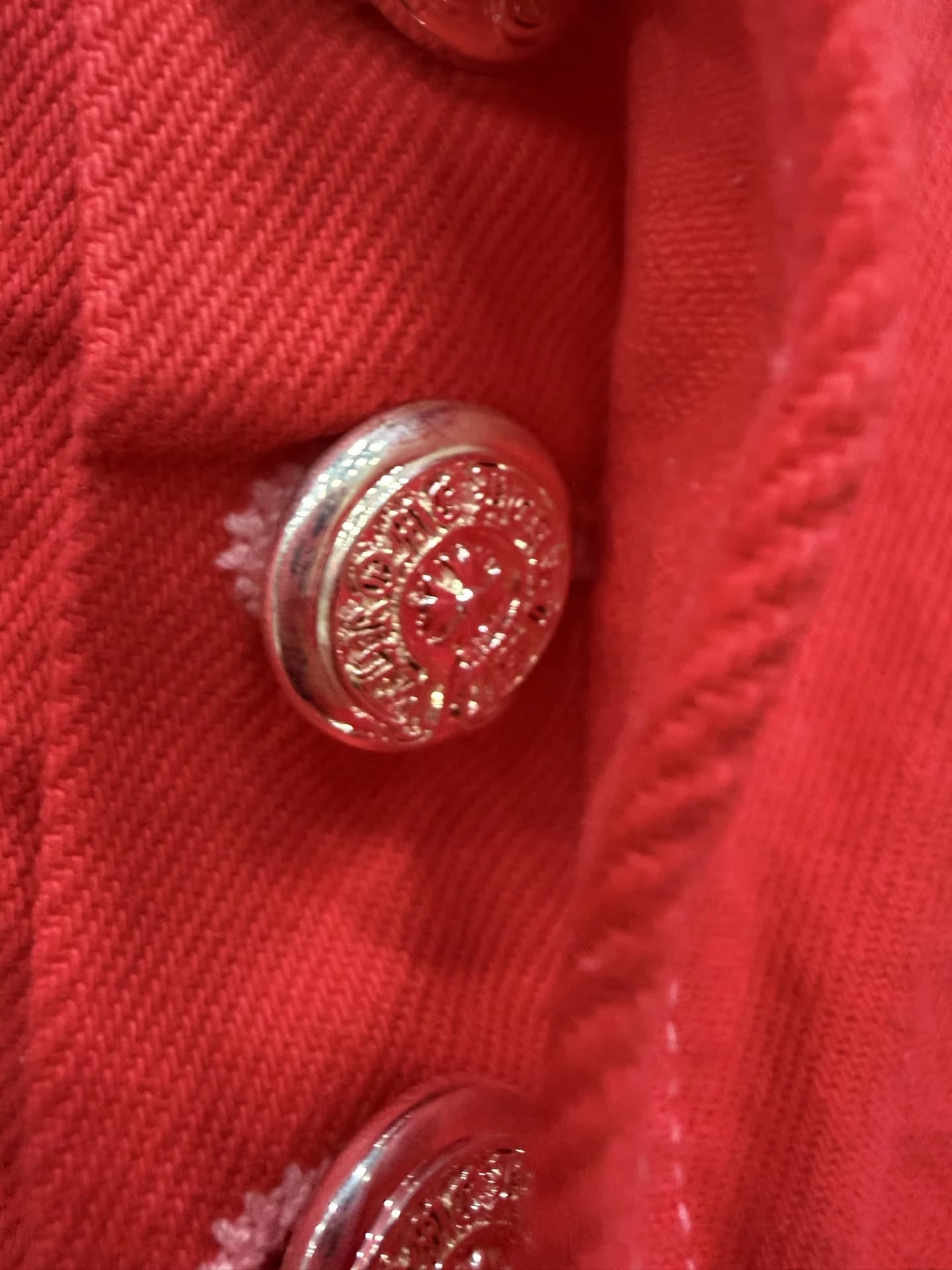 Деталь серебряной пуговицы джинсов Chrome Hearts