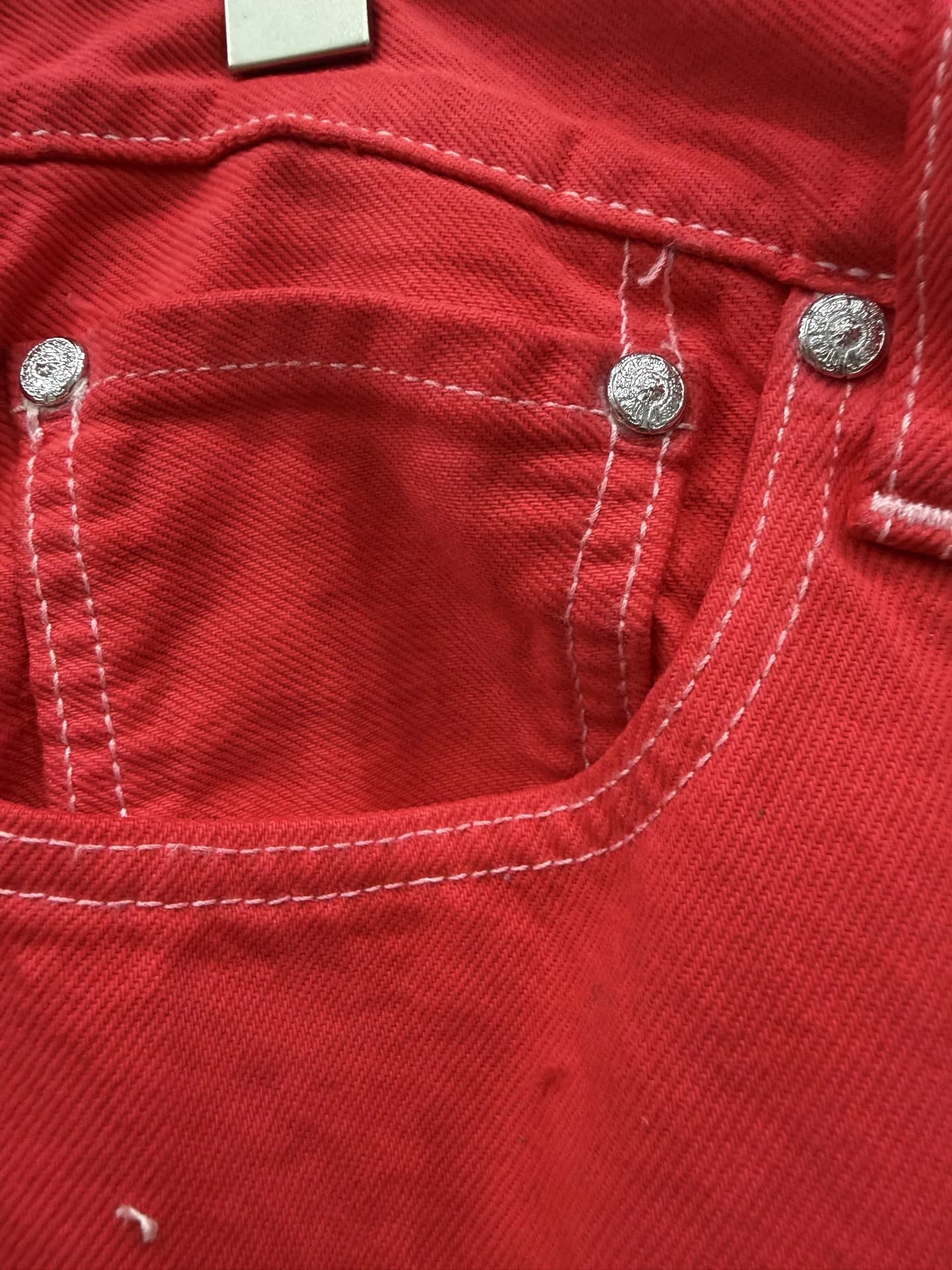 Передний карман джинсов с серебряными заклепками Chrome Hearts