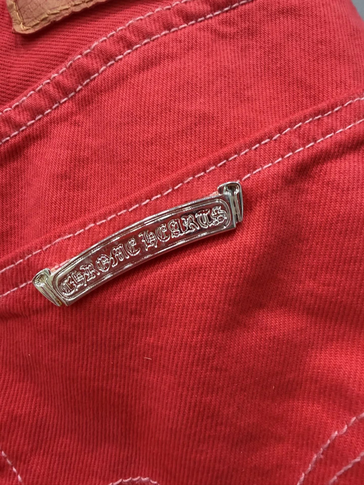 Серебряная пластина с логотипом Chrome Hearts на заднем кармане