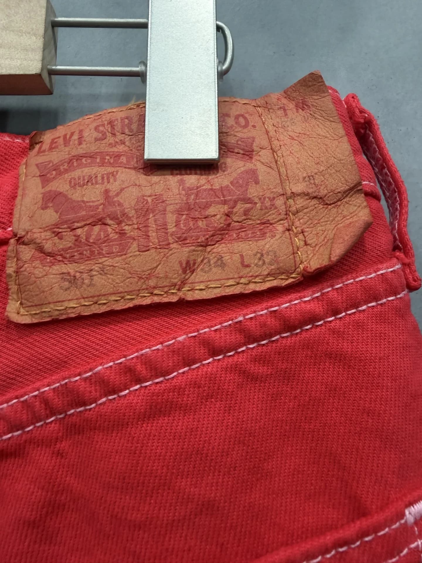 Кожаный патч Levi's на поясе джинсов