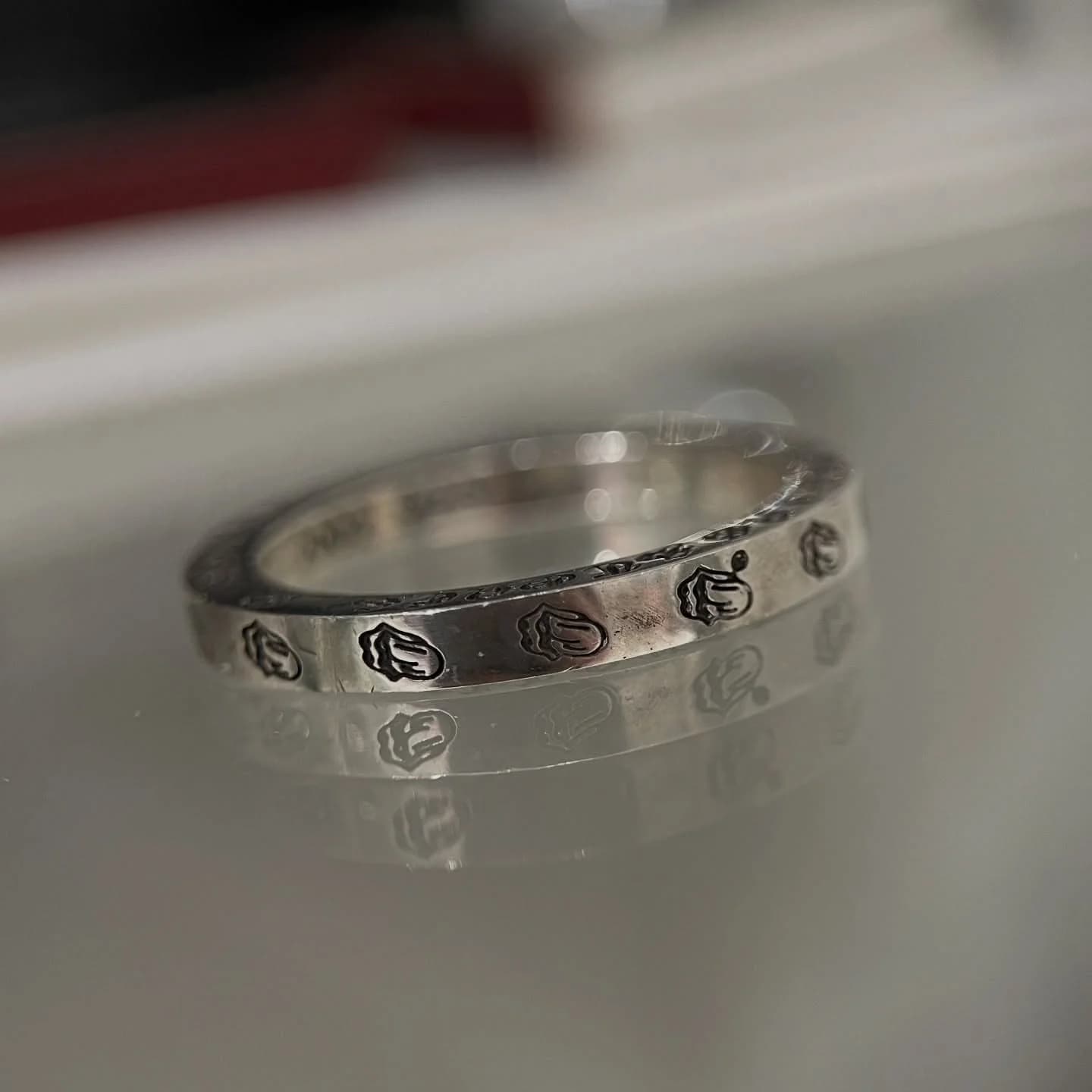 Серебряное кольцо Chrome Hearts Rolling Stones крупным планом