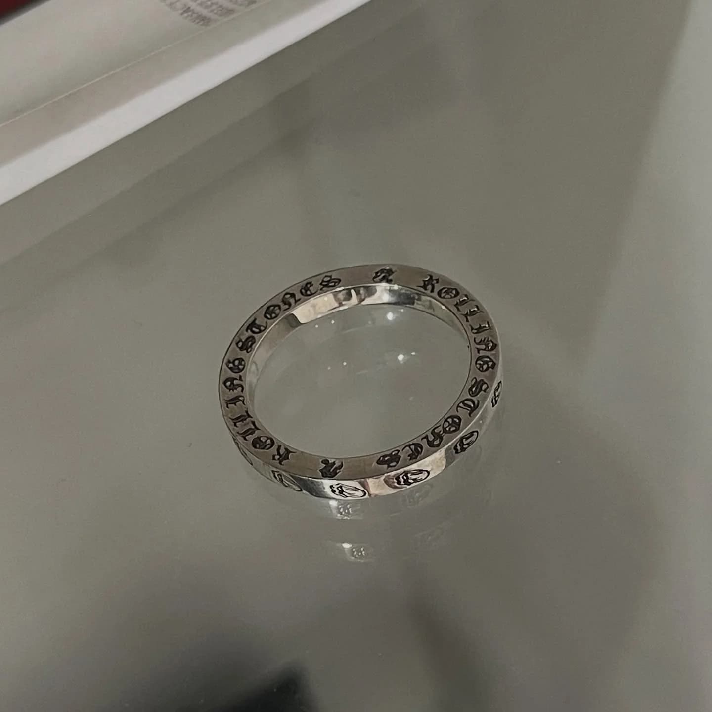 Вид сверху на серебряное кольцо Chrome Hearts Rolling Stones