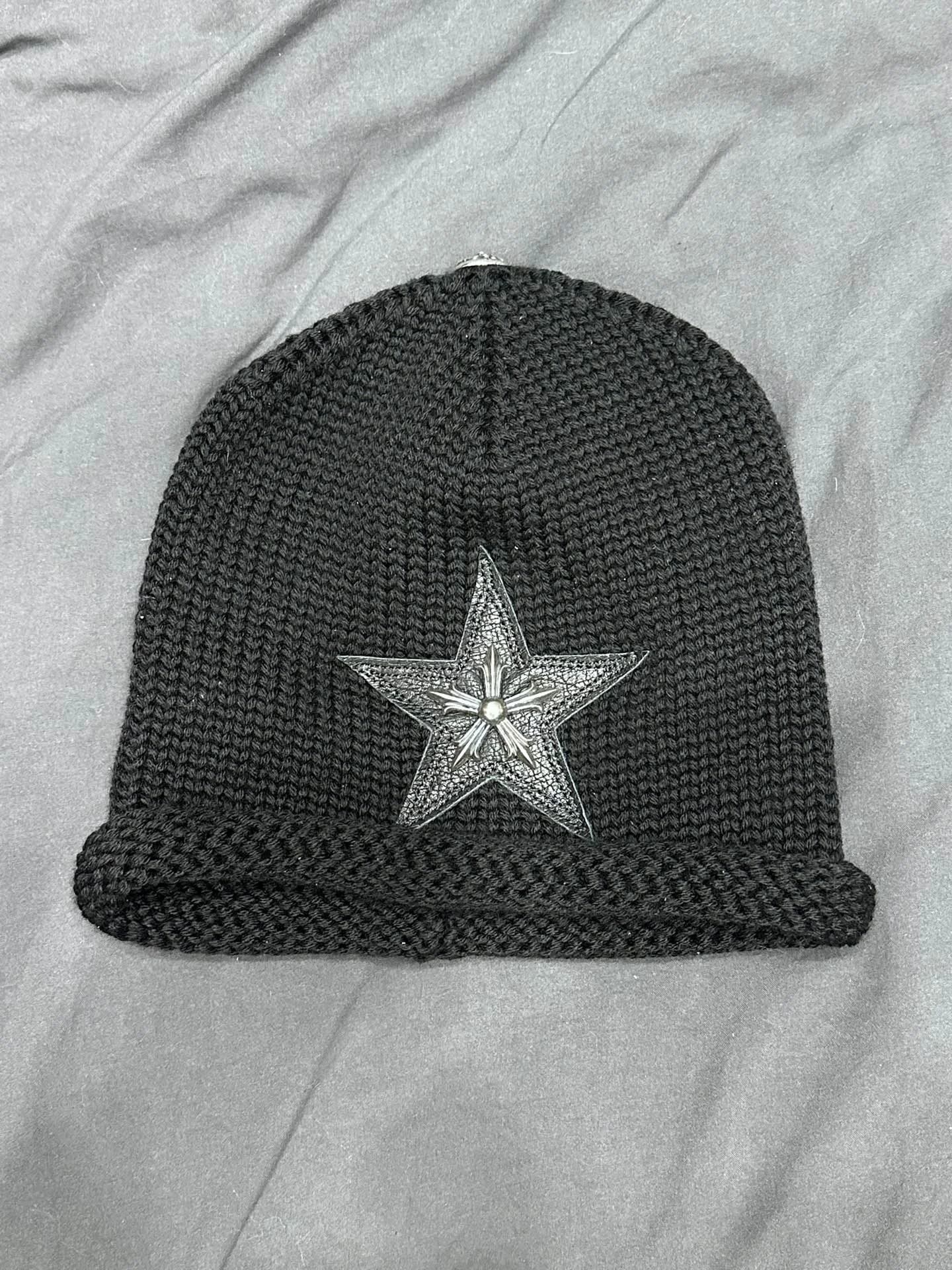 Черная вязаная шапка-бини Chrome Hearts с кожаной нашивкой в виде звезды
