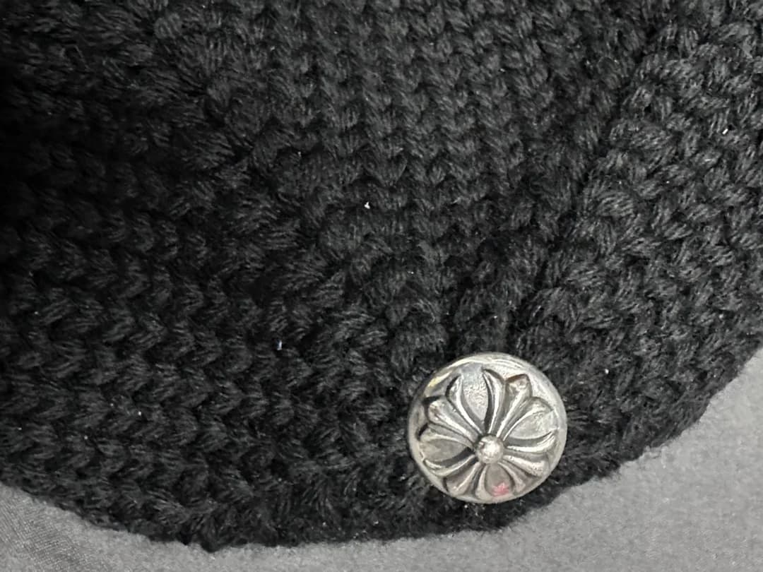 Серебряная заклепка с крестом Chrome Hearts на макушке шапки