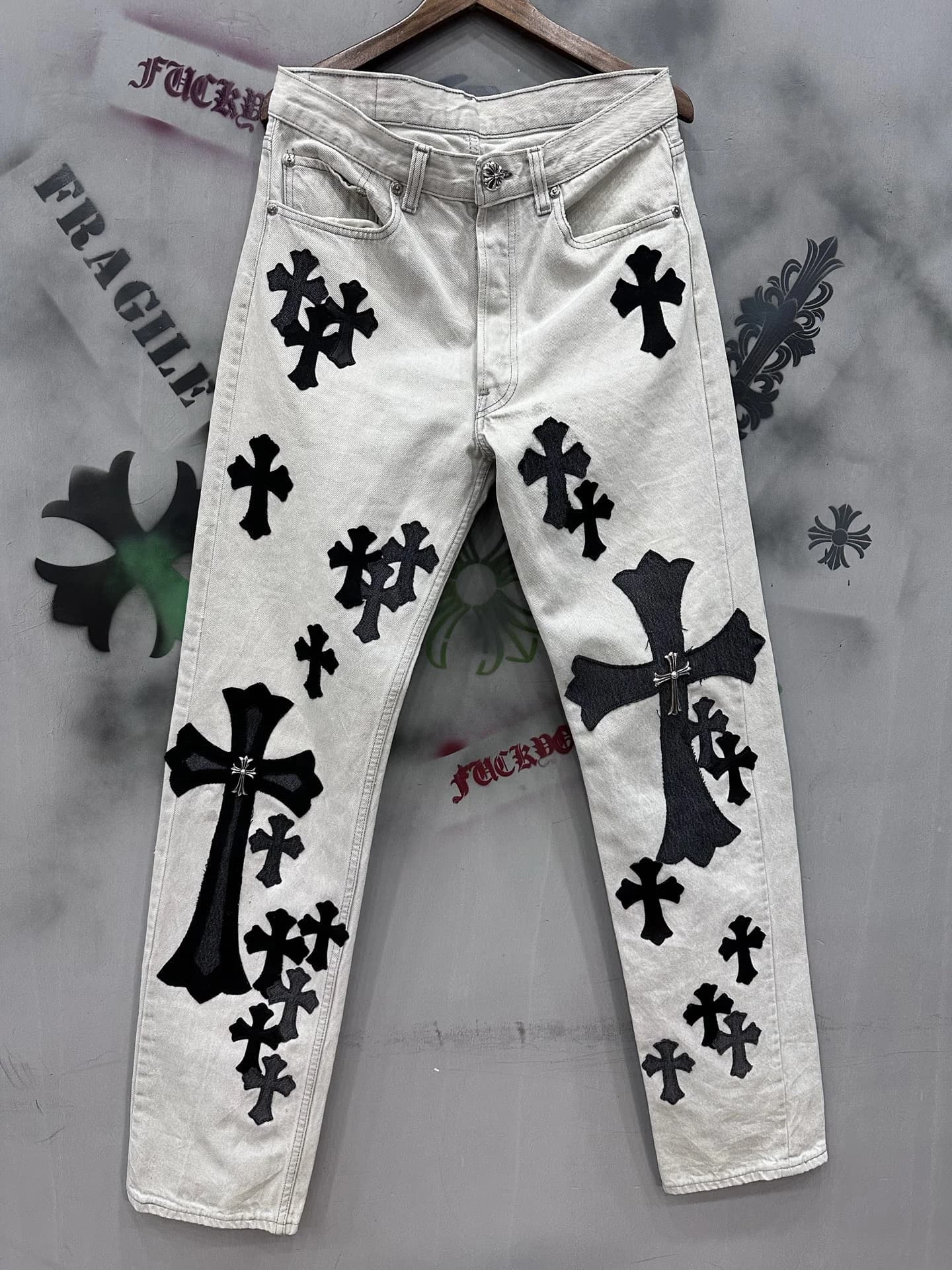 Серо-белые джинсы Chrome Hearts x Levi's Vintage 501 с кожаными нашивками, вид спереди