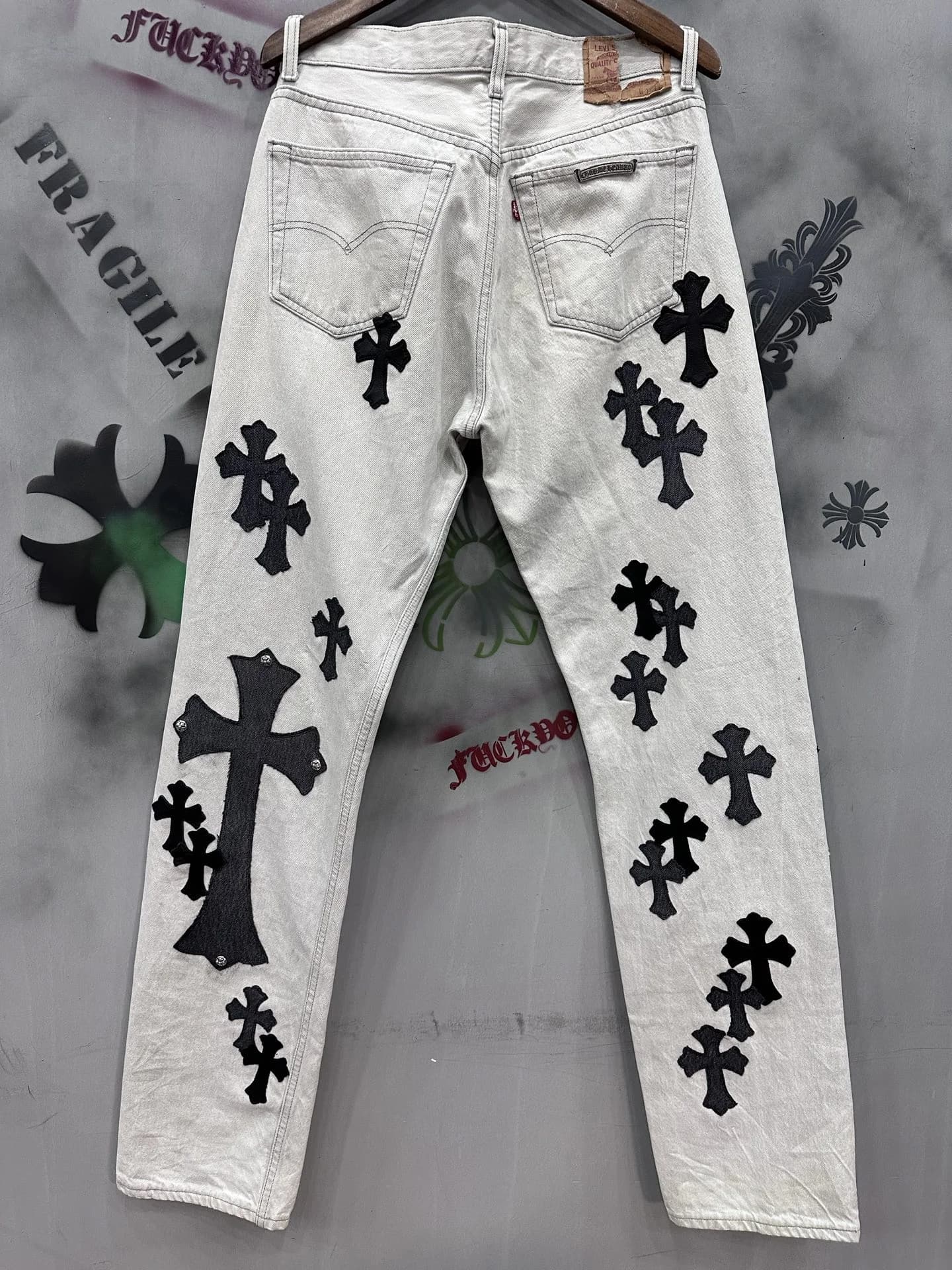 Серо-белые джинсы Chrome Hearts x Levi's Vintage 501 с кожаными нашивками, вид сзади