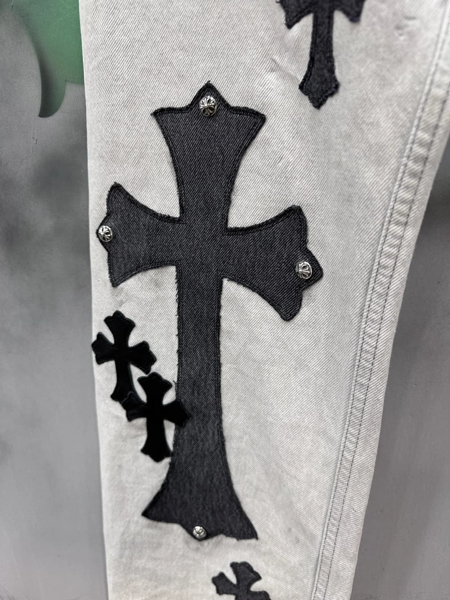Нижняя часть штанины джинсов Chrome Hearts с нашивками и заклепками