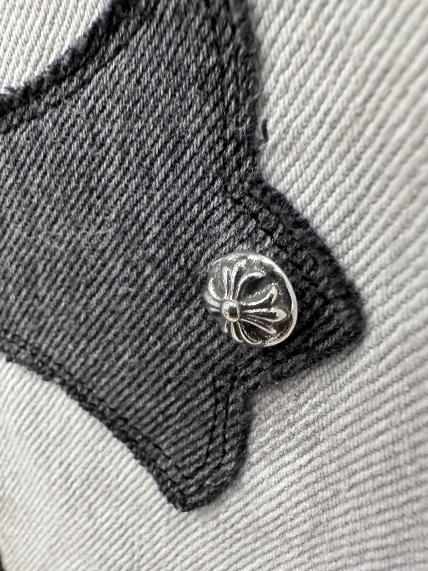 Серебряная заклепка на кожаной нашивке джинсов Chrome Hearts