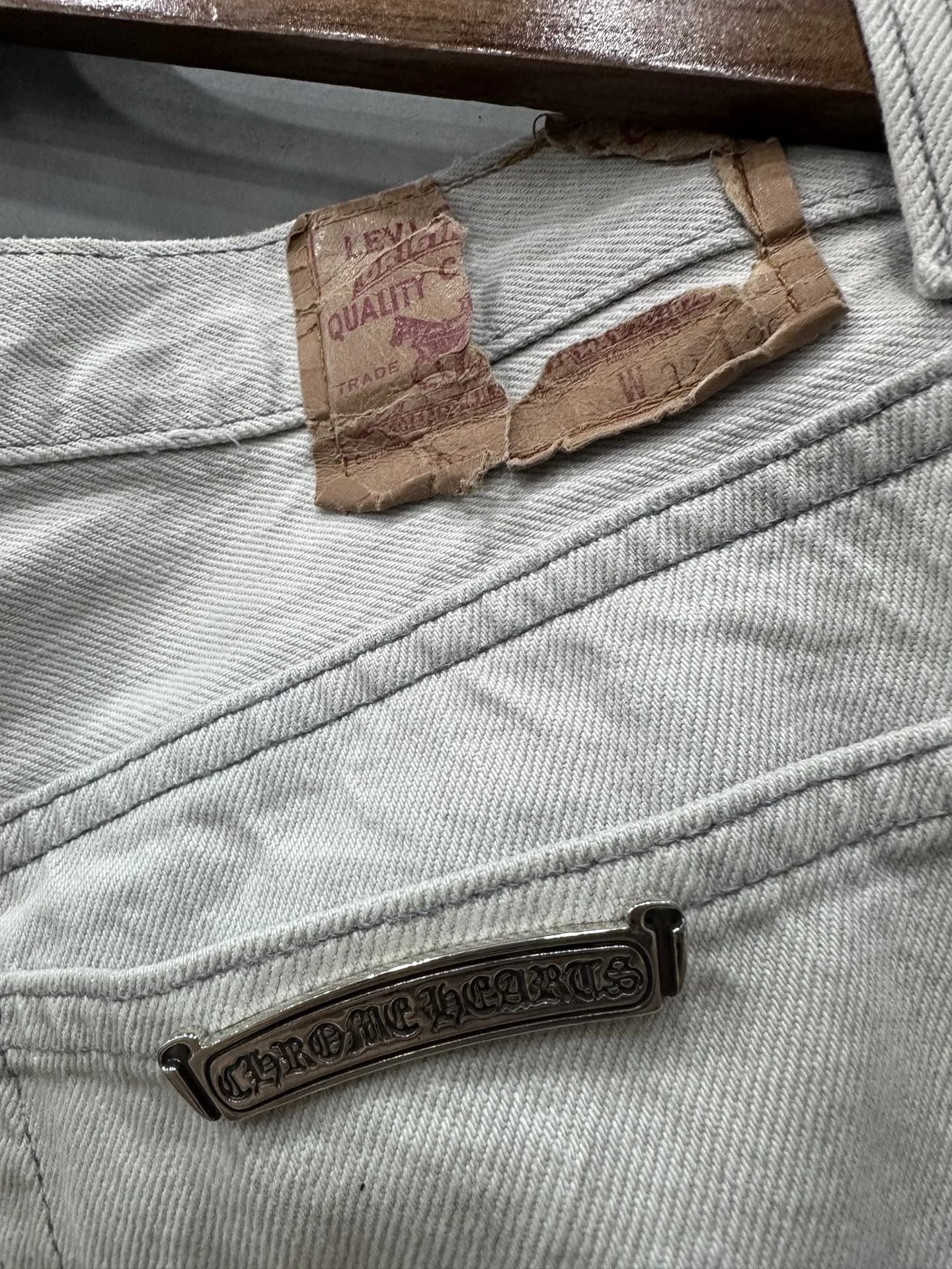 Кожаный патч Levi's и серебряная пластина Chrome Hearts на заднем кармане