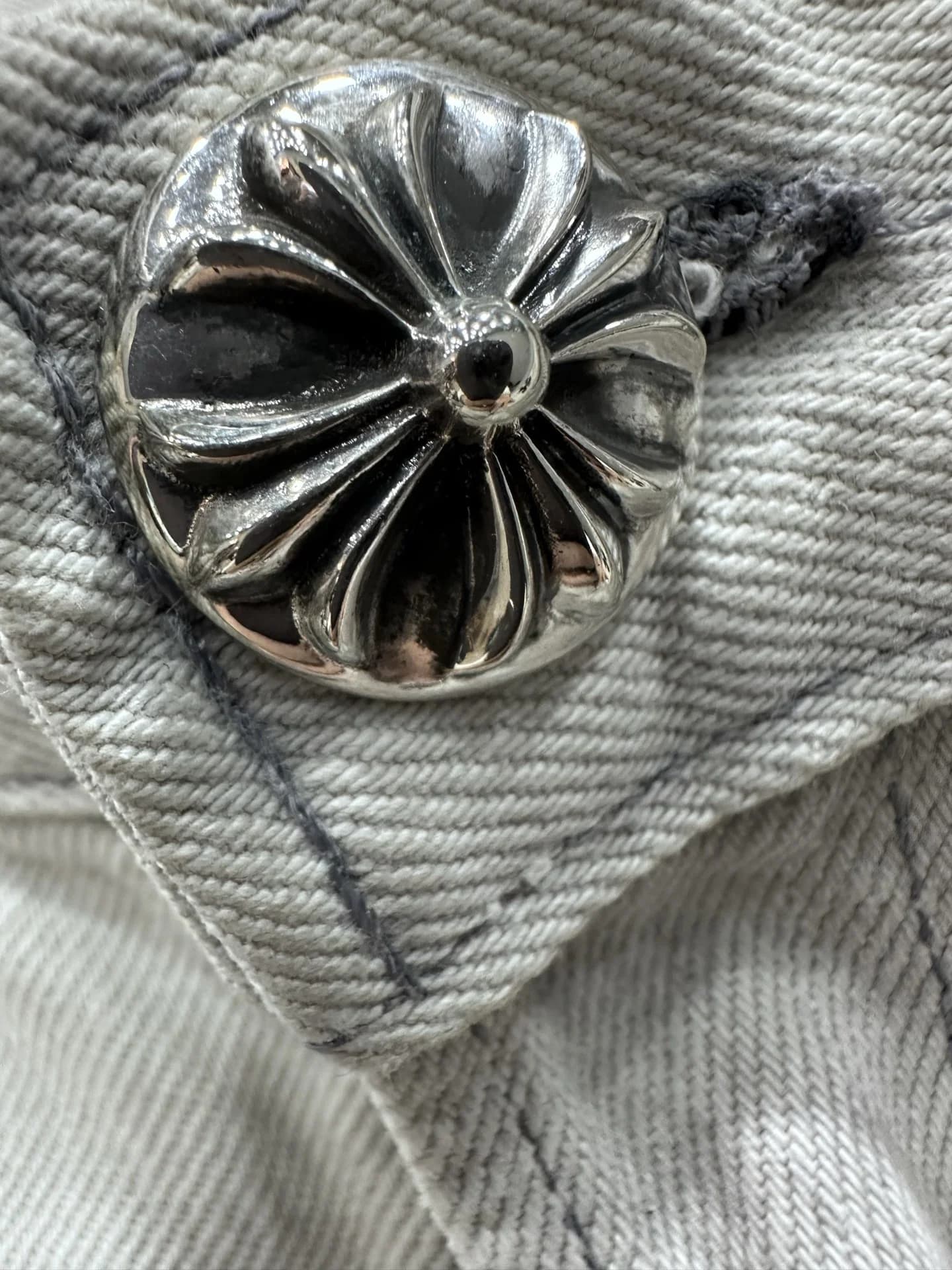 Серебряная пуговица с фирменным тиснением Chrome Hearts