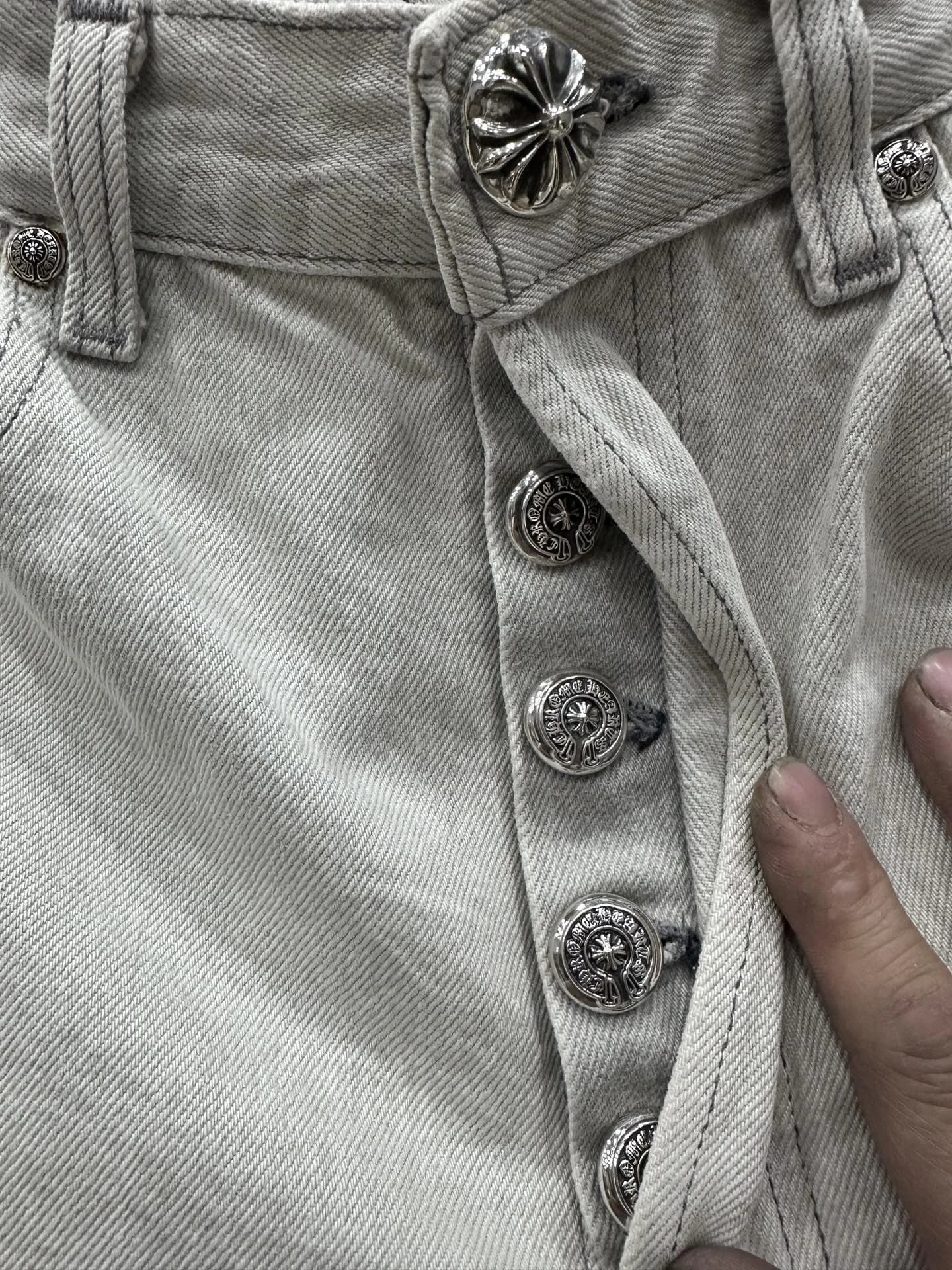 Ширинка на пуговицах джинсов Chrome Hearts x Levi's