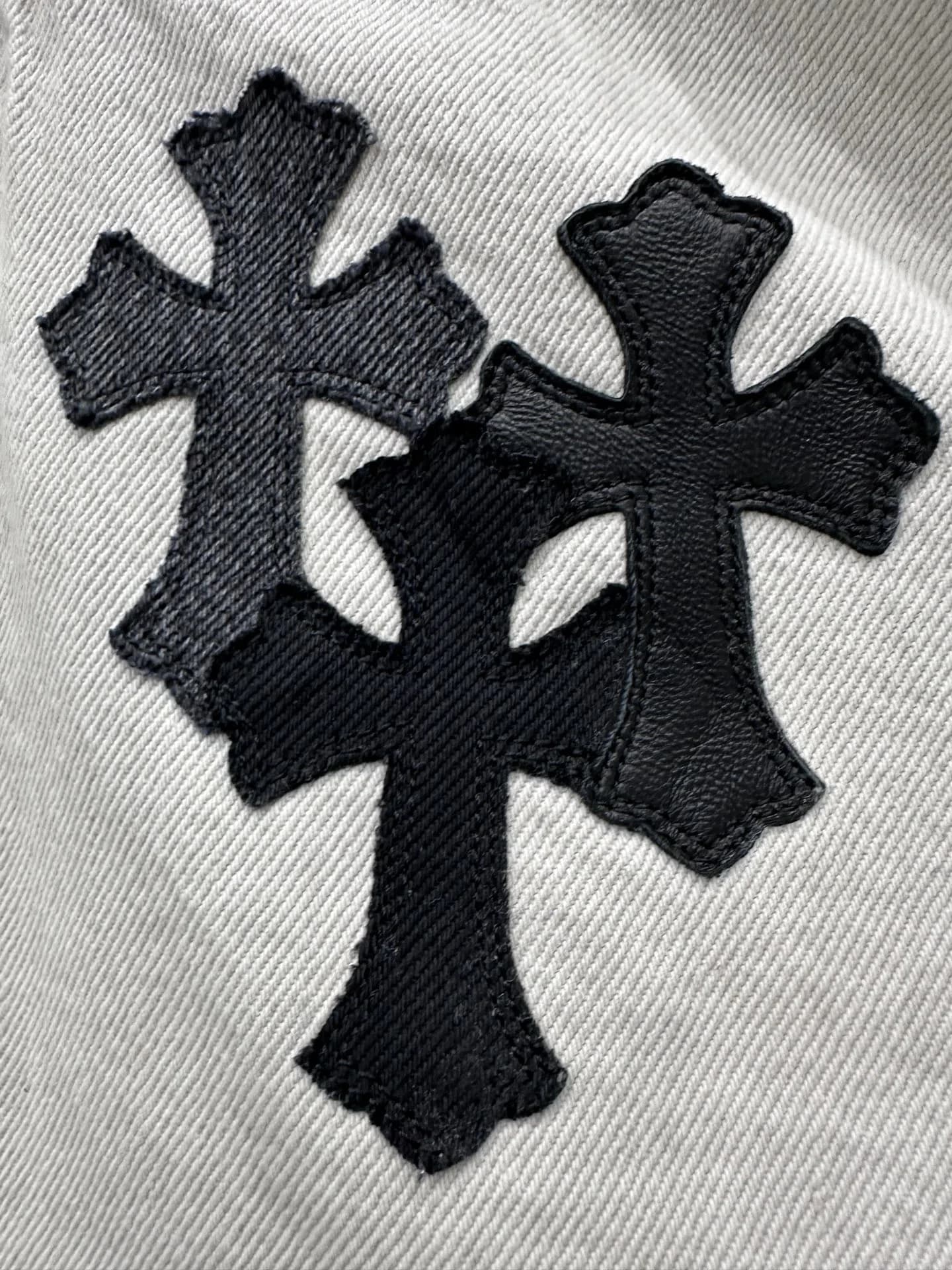 Кожаные нашивки в виде крестов на джинсах Chrome Hearts