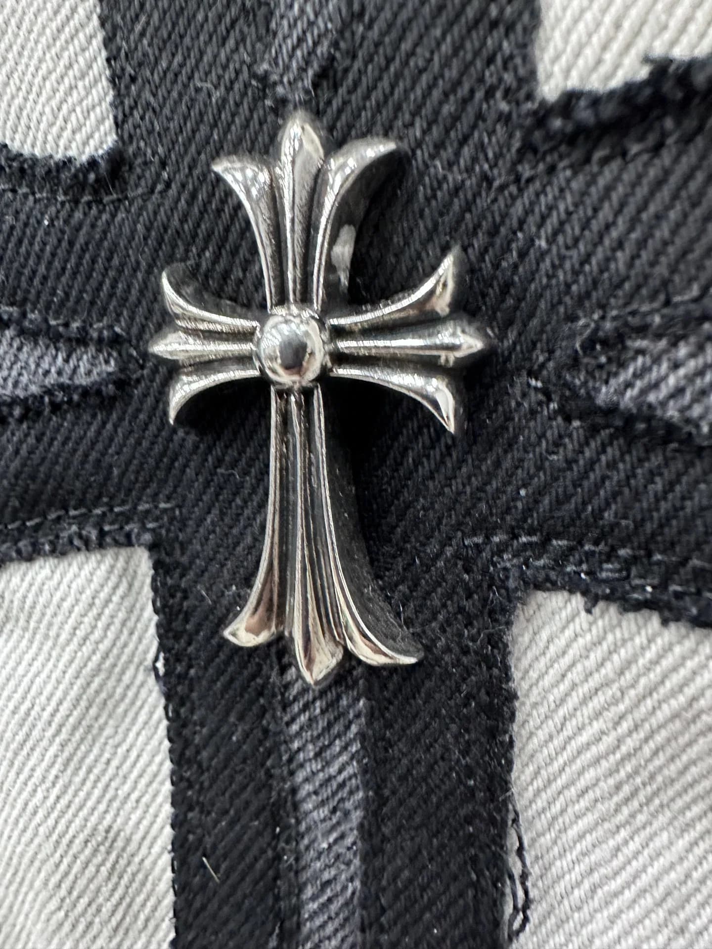Серебряный крест Chrome Hearts крупным планом